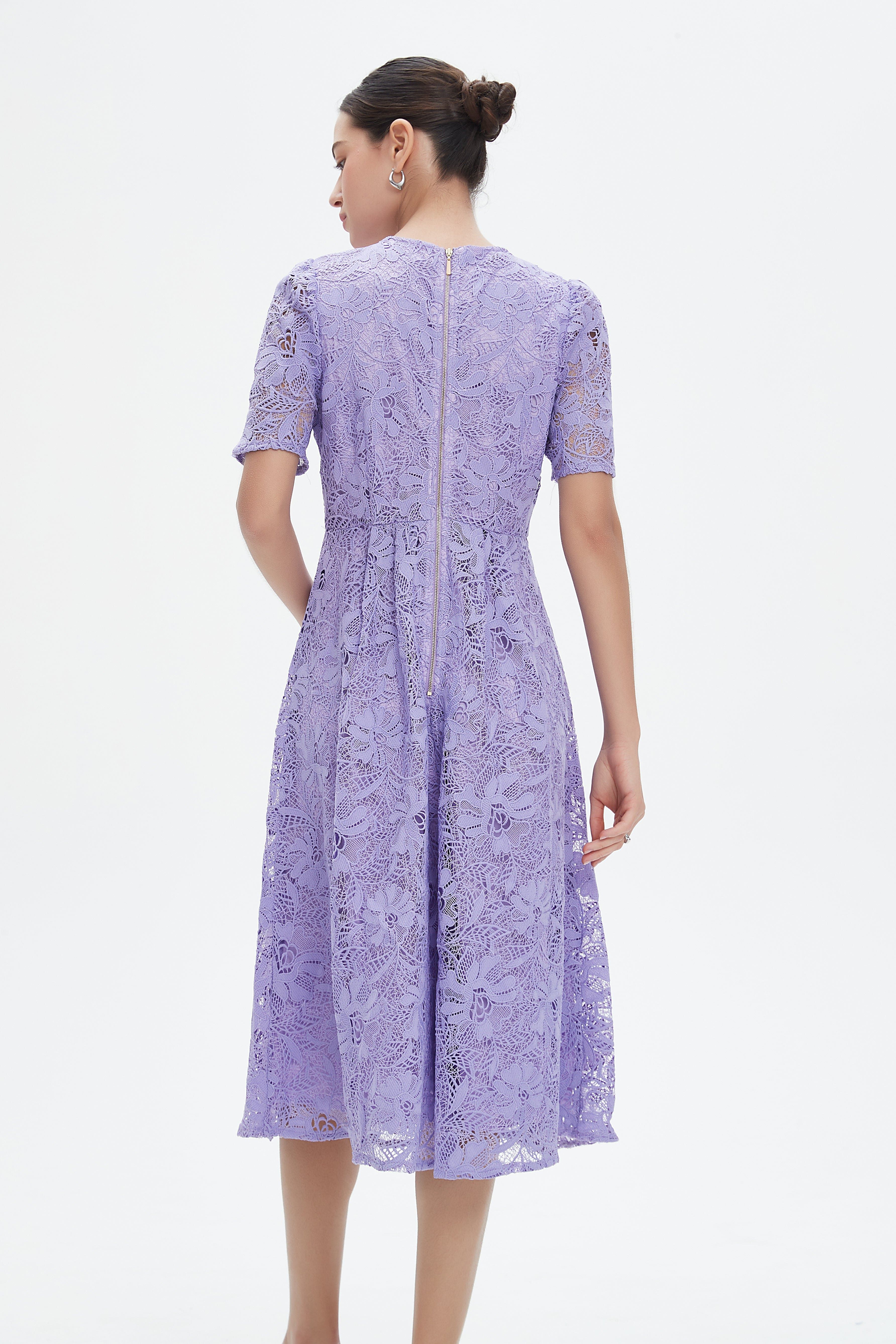 نتشي فستان ميدي بأكمام قصيرة بتطريز مشجر