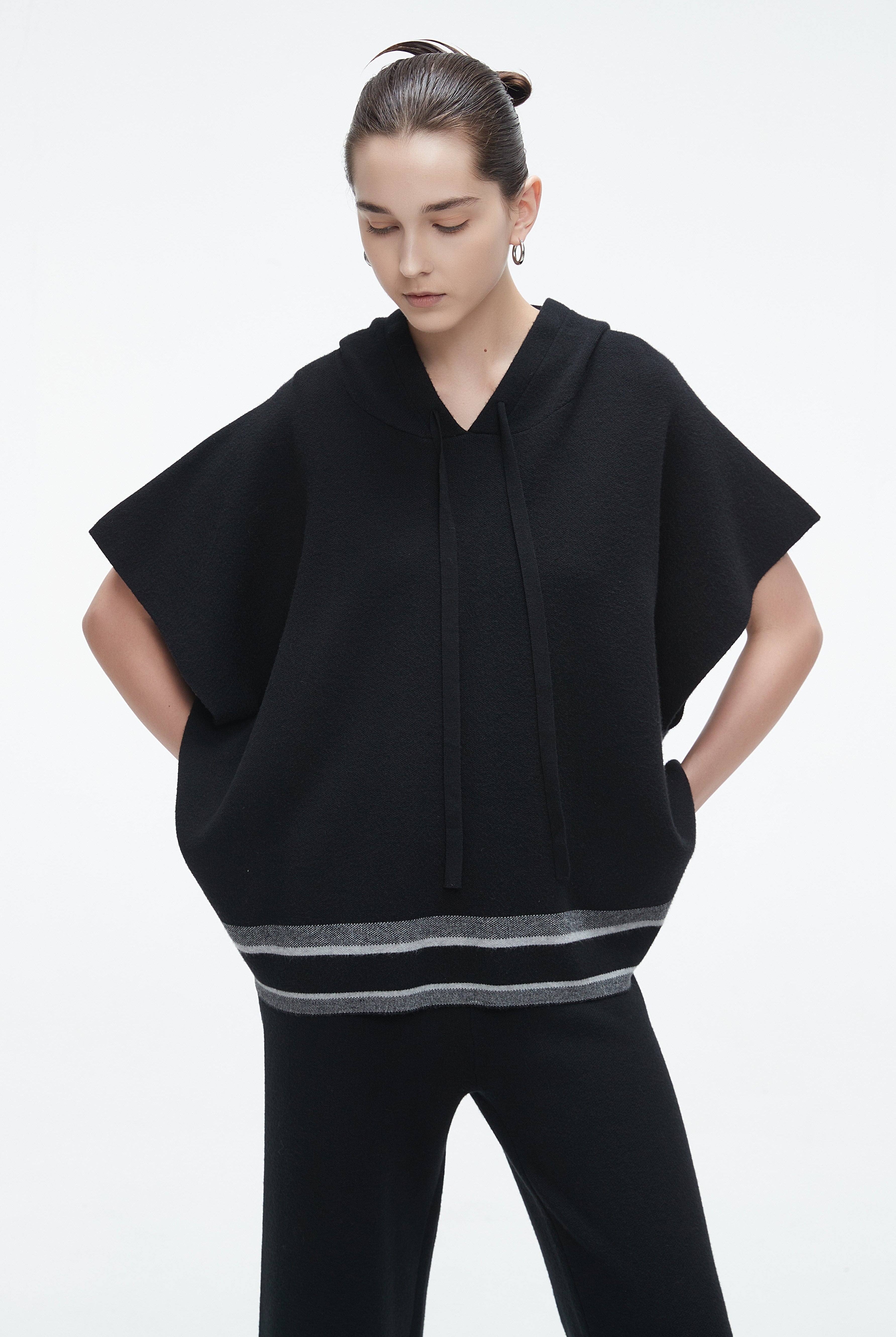 يولا بلوزة نص كم صوف بقصة واسعة ورباط من الرقبة