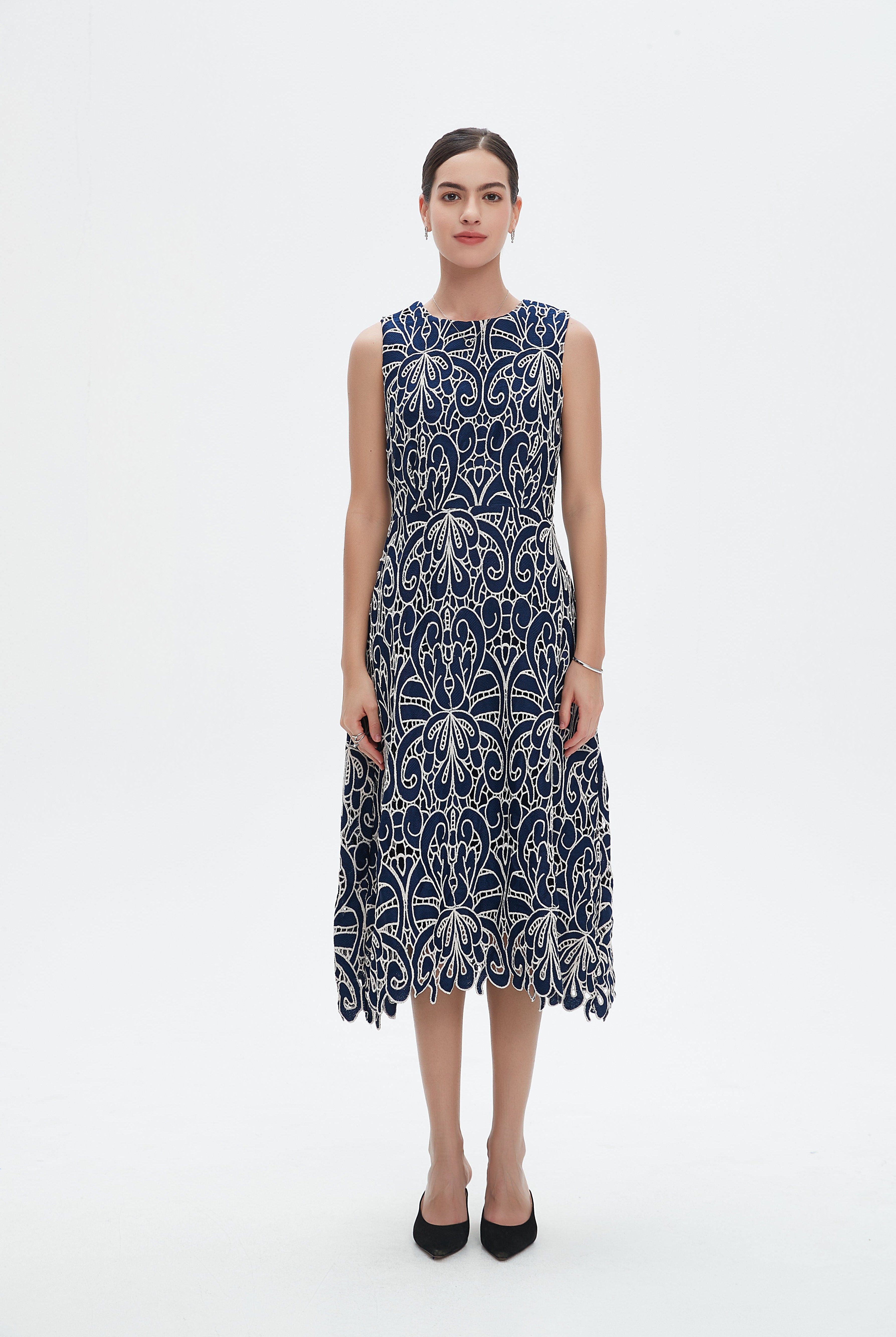 نتشي فستان ميدي بدون أكمام مشجر بياقة دائرية