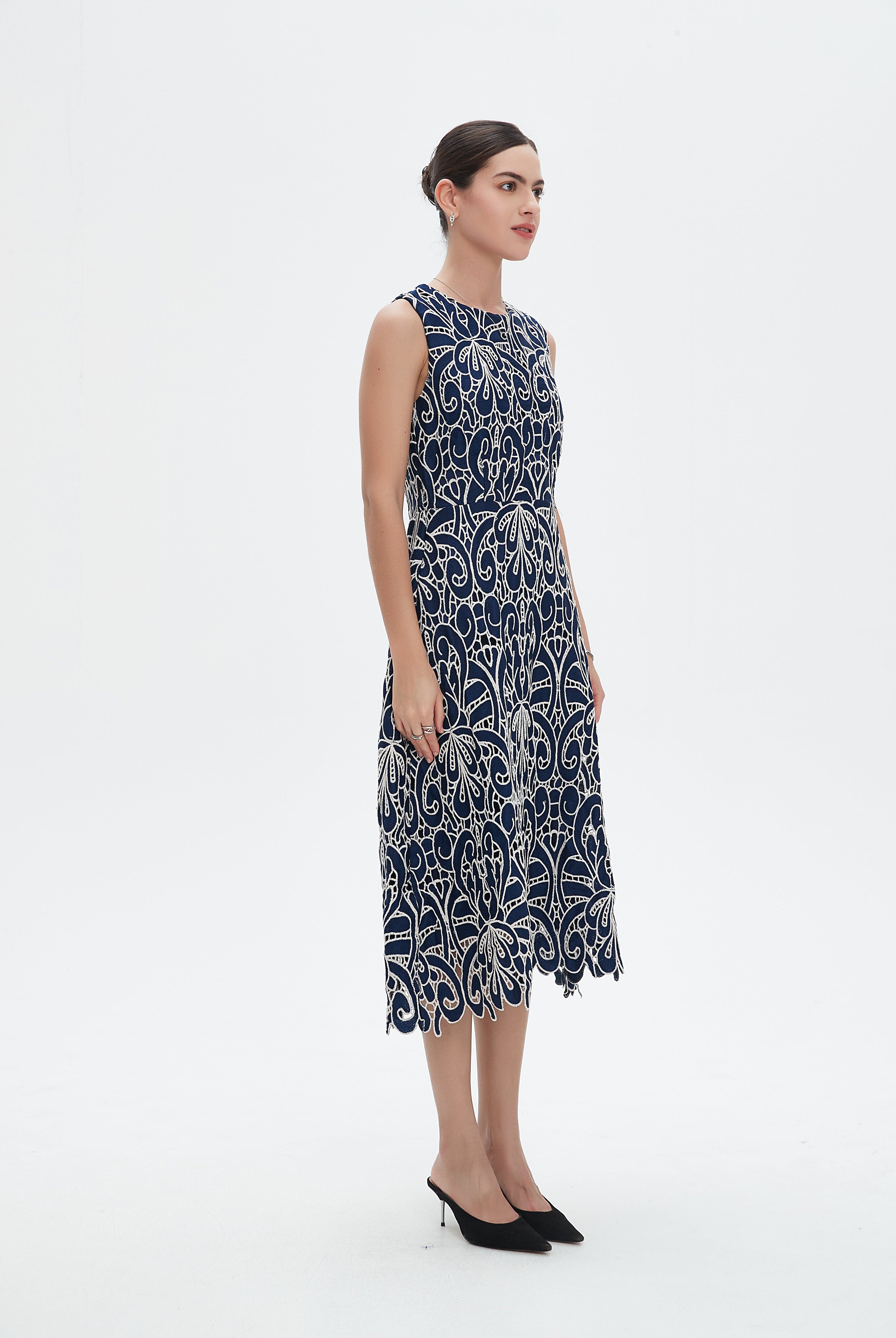 نتشي فستان ميدي بدون أكمام مشجر بياقة دائرية