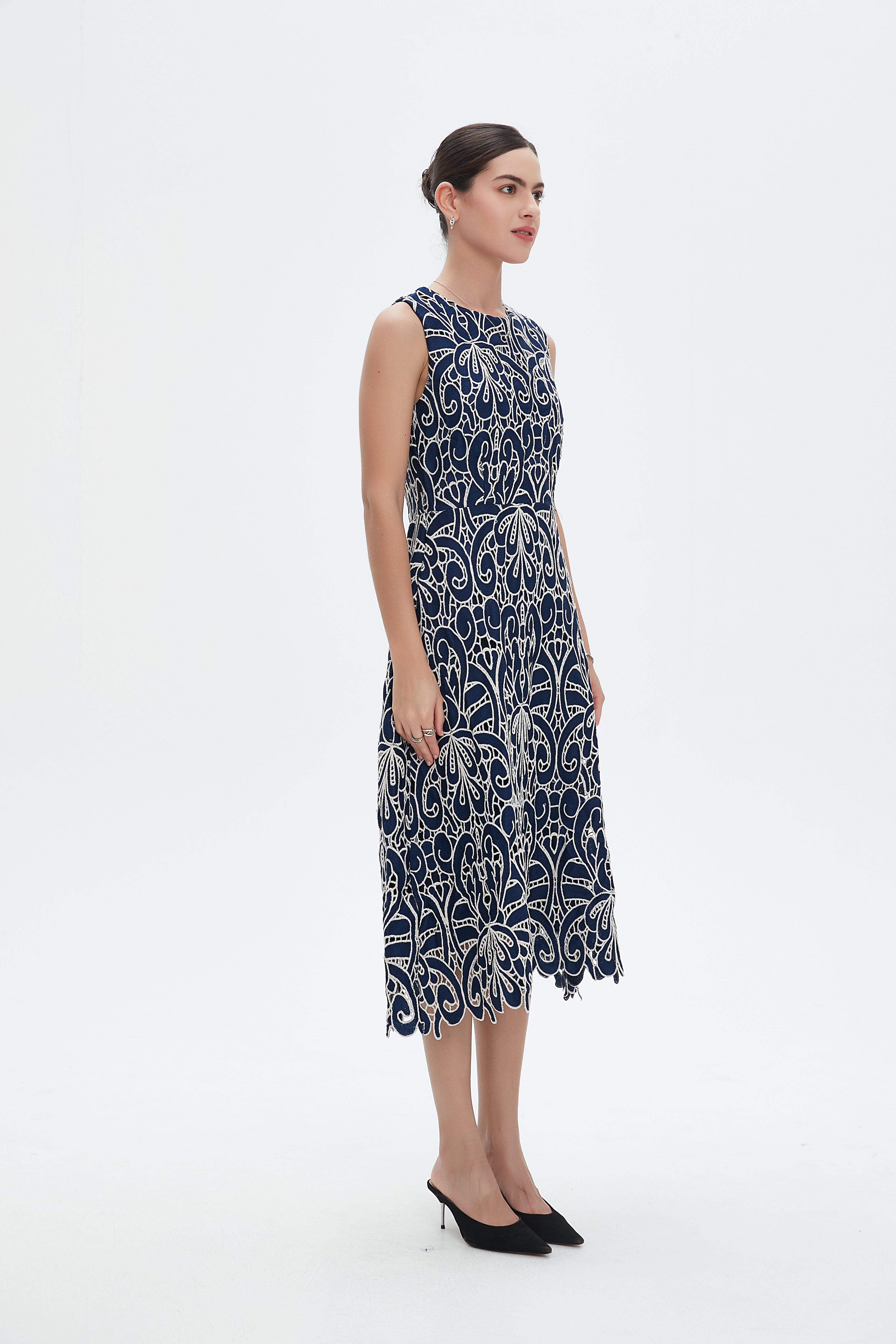 نتشي فستان ميدي بدون أكمام مشجر بياقة دائرية