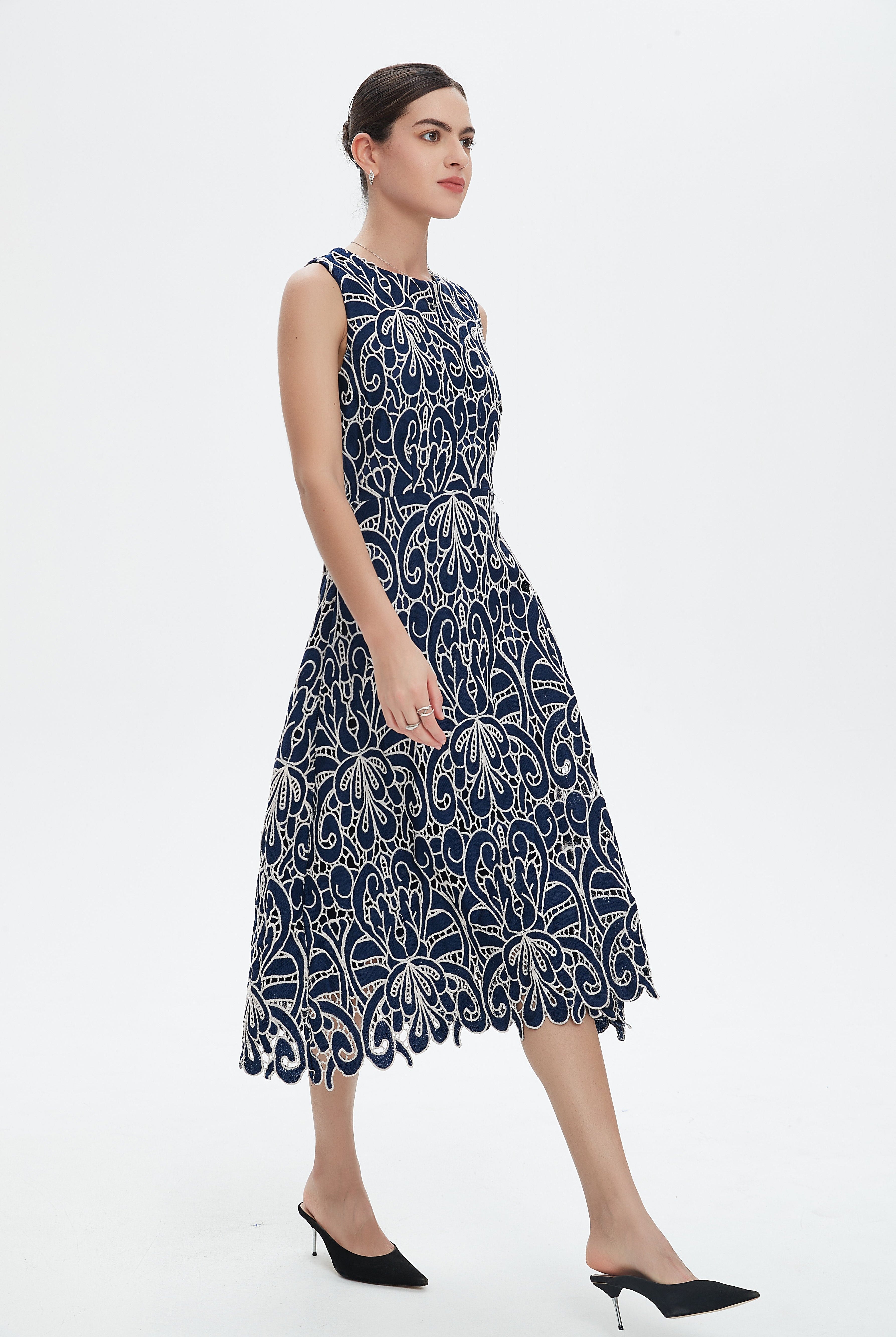 نتشي فستان ميدي بدون أكمام مشجر بياقة دائرية