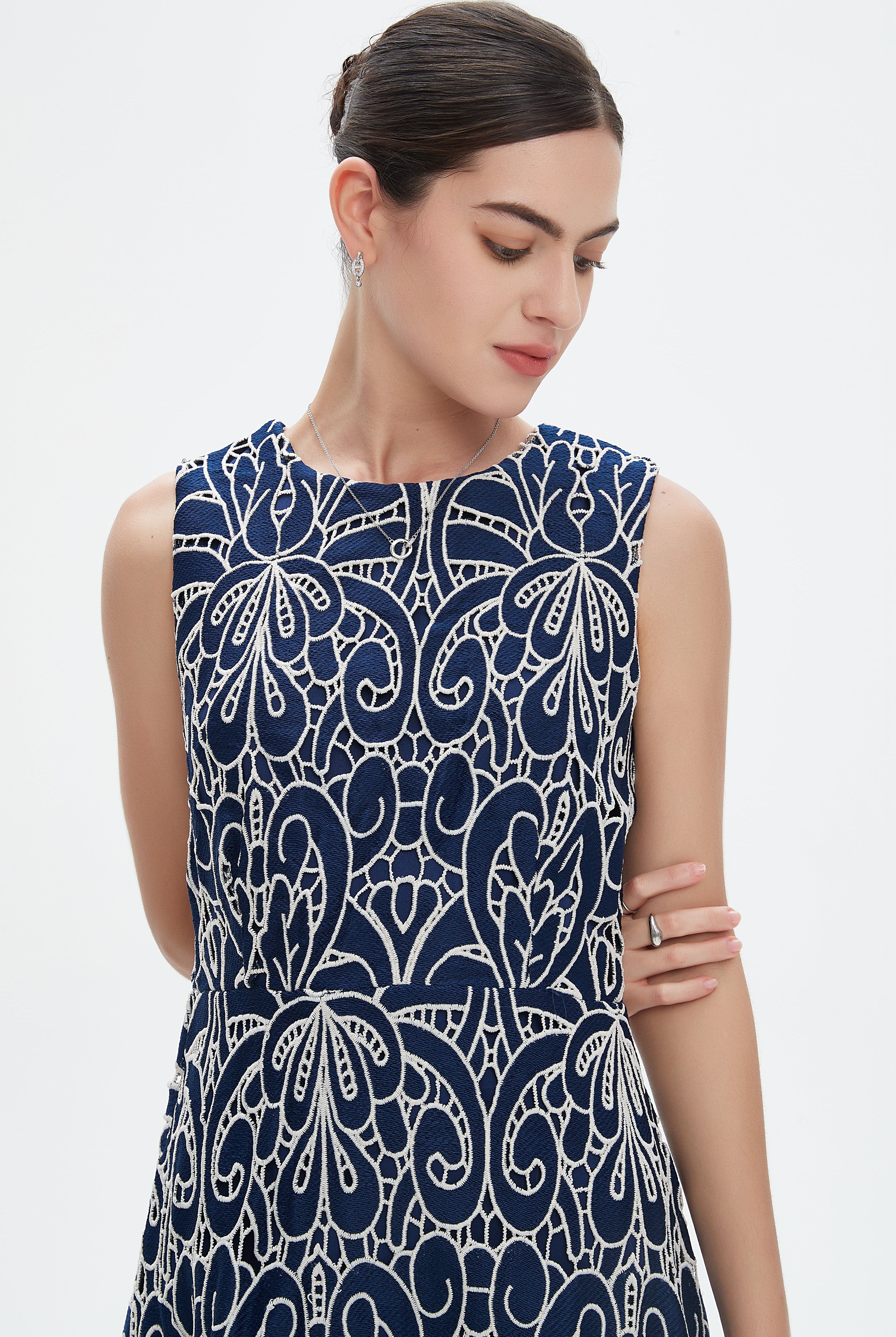 نتشي فستان ميدي بدون أكمام مشجر بياقة دائرية