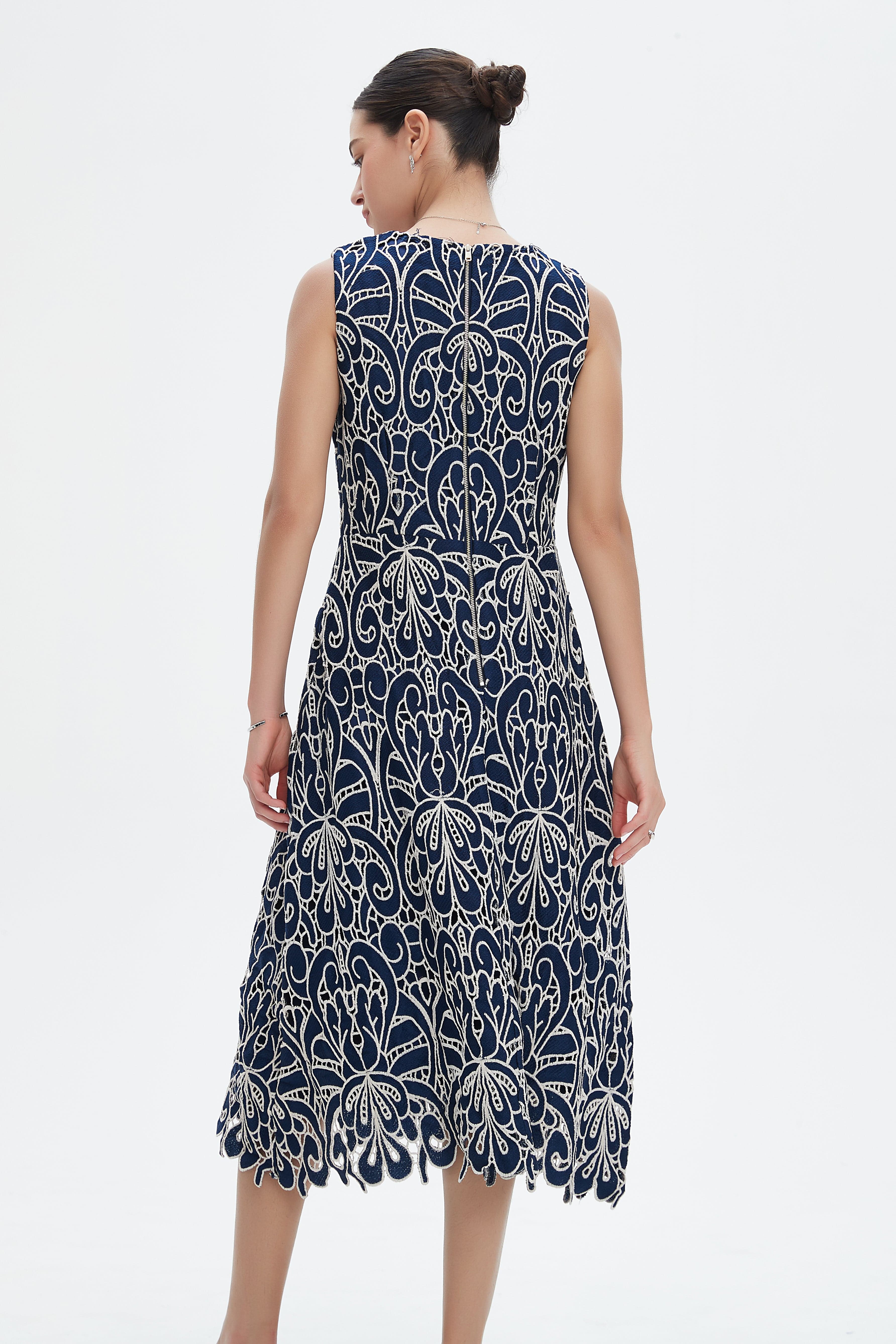 نتشي فستان ميدي بدون أكمام مشجر بياقة دائرية