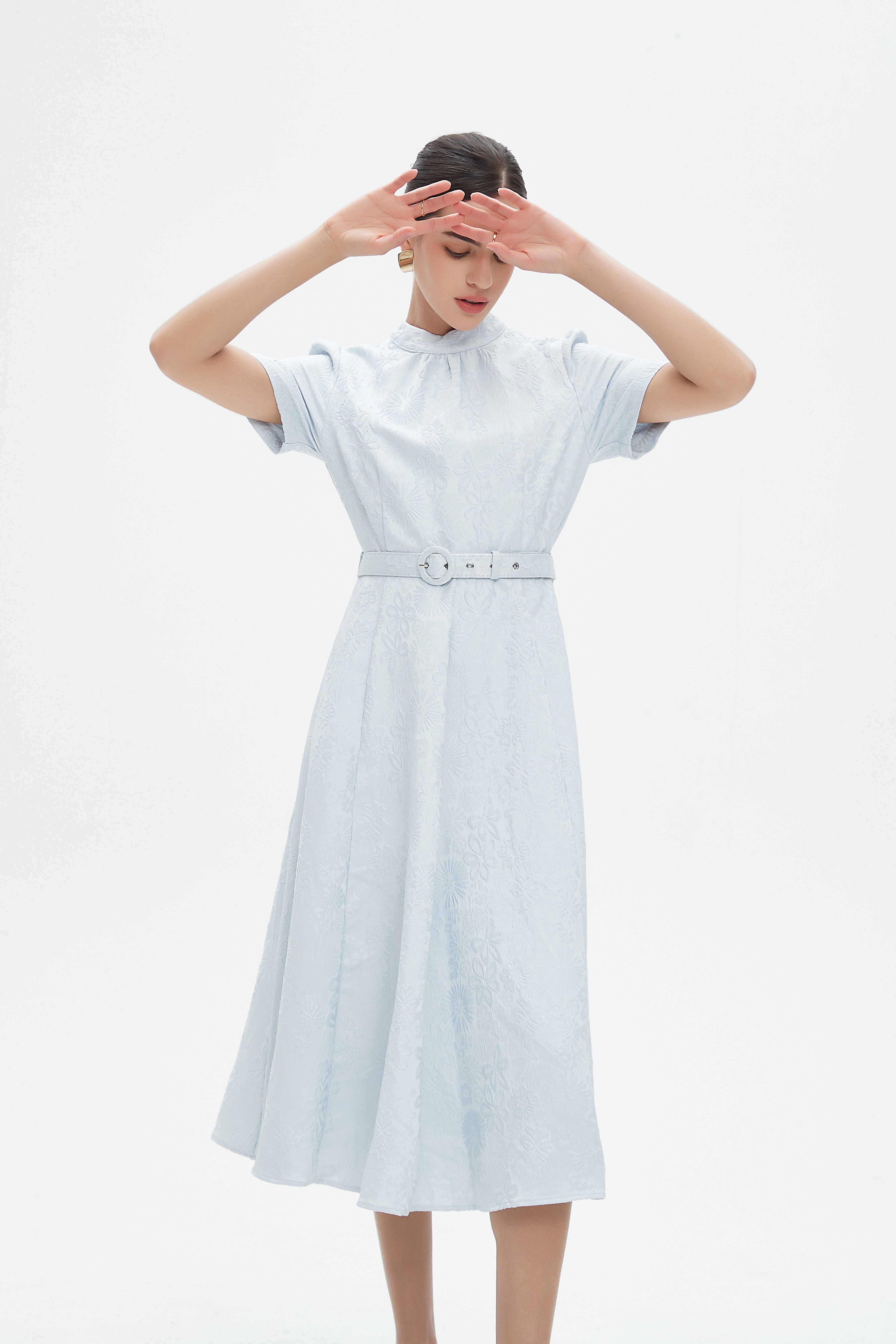 نتشي فستان ميدي بأكمام قصيرة بتطريز مشجر بحزام