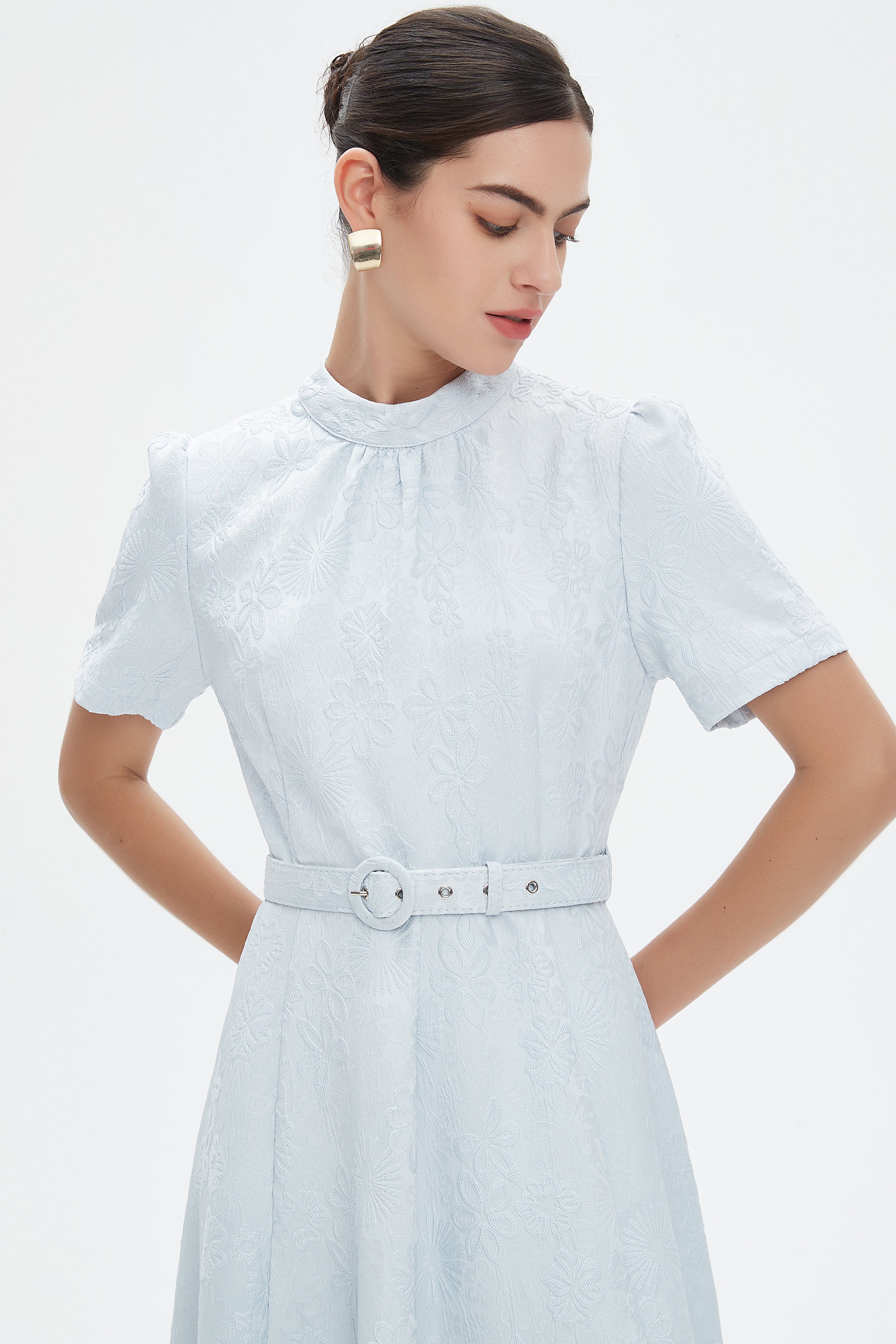 نتشي فستان ميدي بأكمام قصيرة بتطريز مشجر بحزام