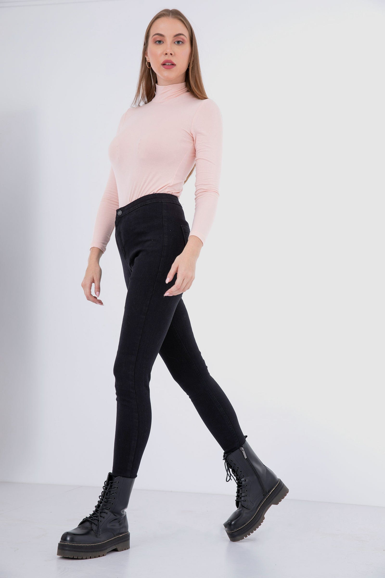 كارينا بلوزه ضيقة طويلة الأكمام بياقة عالية