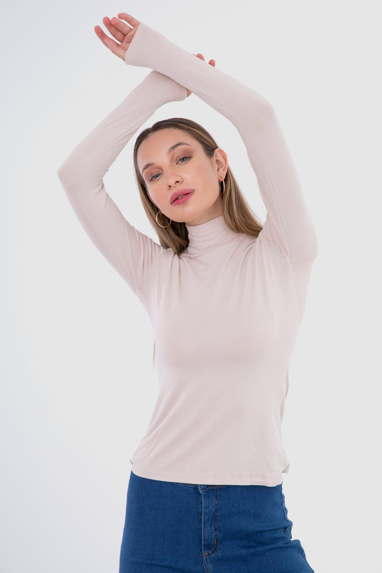 كارينا بلوزه ضيقة طويلة الأكمام بياقة عالية