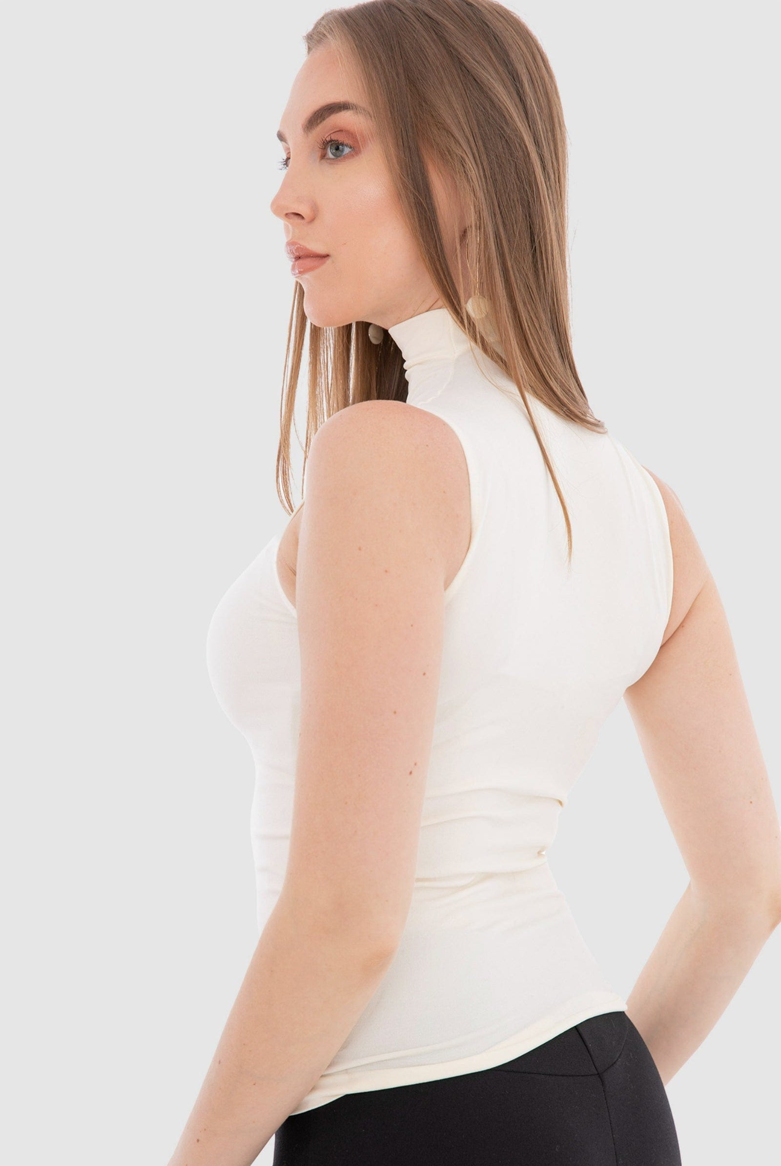 كارينا بلوزة بدون أكمام بياقة عالية