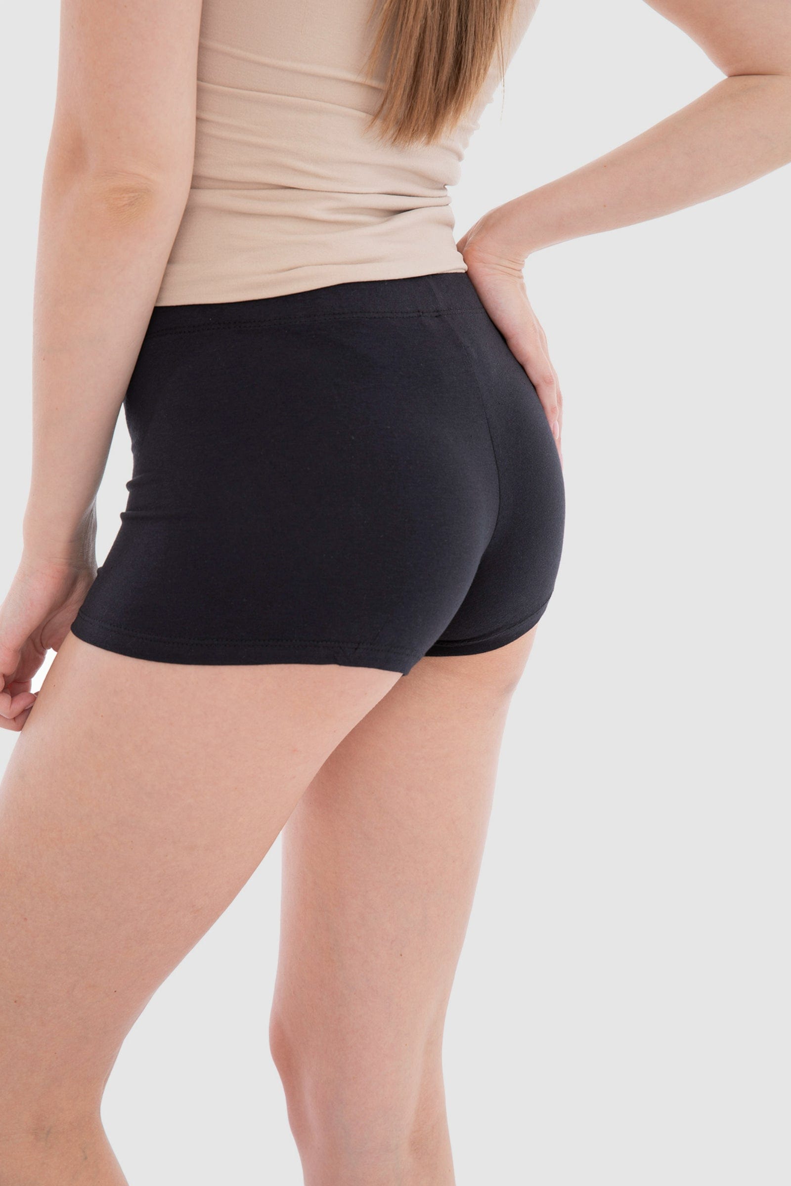 كارينا هوت شورت قطن تلبيس ضيق سادة