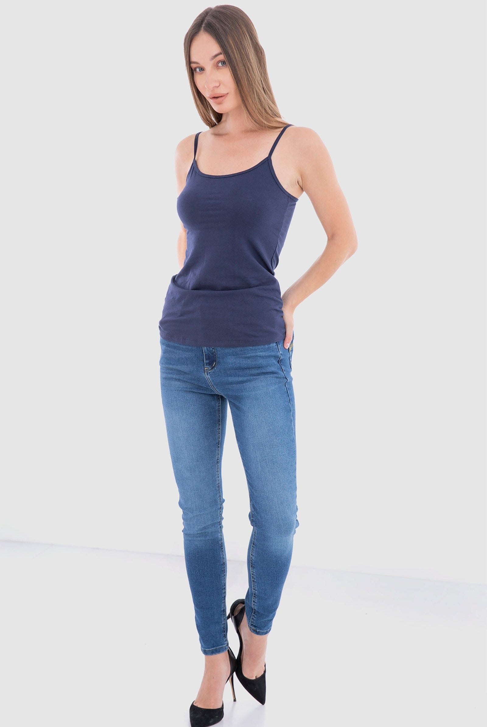 كارينا توب ضيق حريمي سادة بحمالات رفيعة