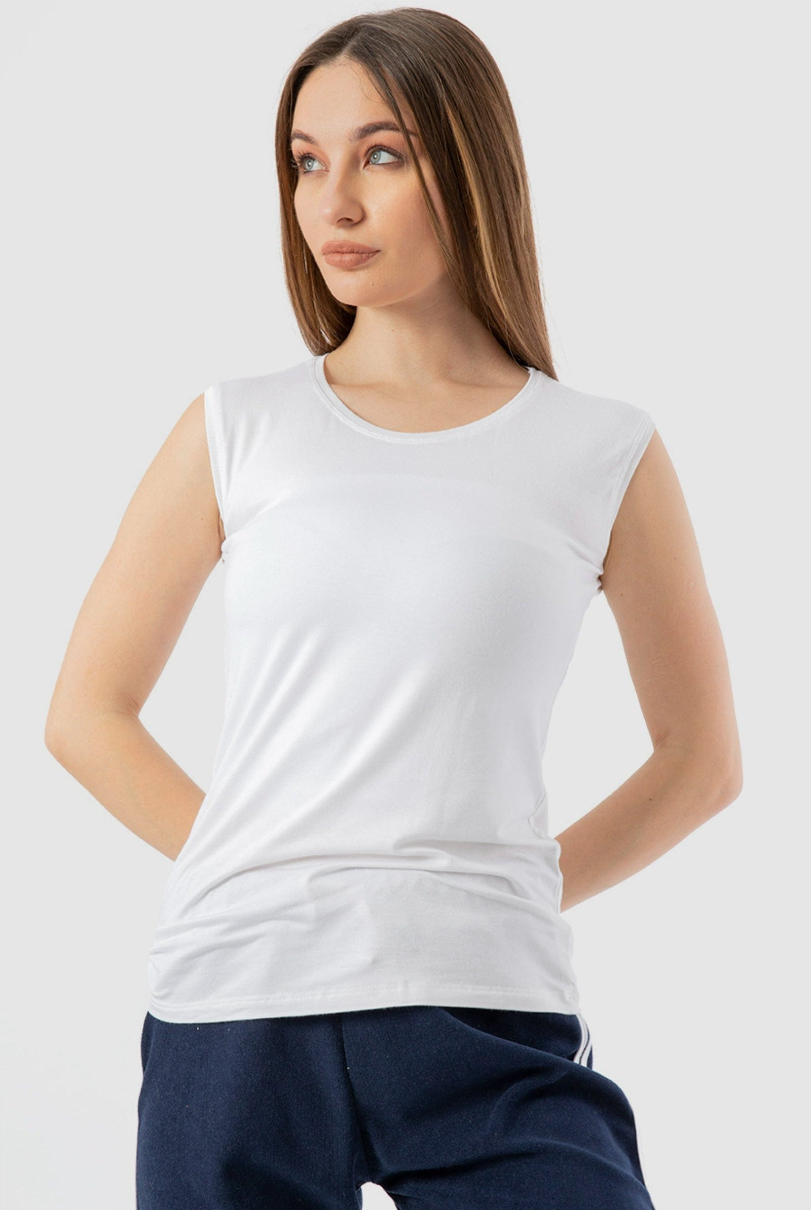 كارينا بلوزة كت بدون أكمام بياقة دائرية سادة