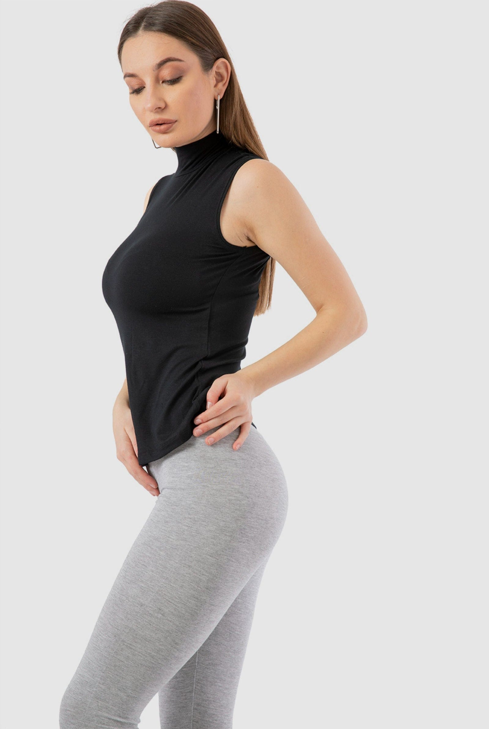 كارينا بلوزة سادة بدون أكمام بياقة عالية