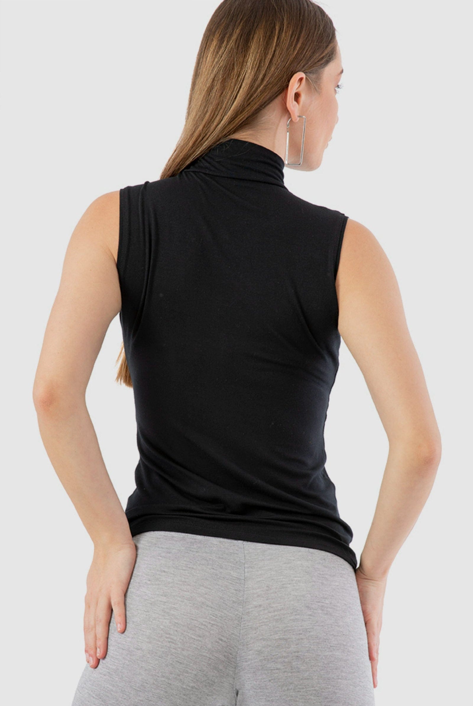 كارينا بلوزة سادة بدون أكمام بياقة عالية