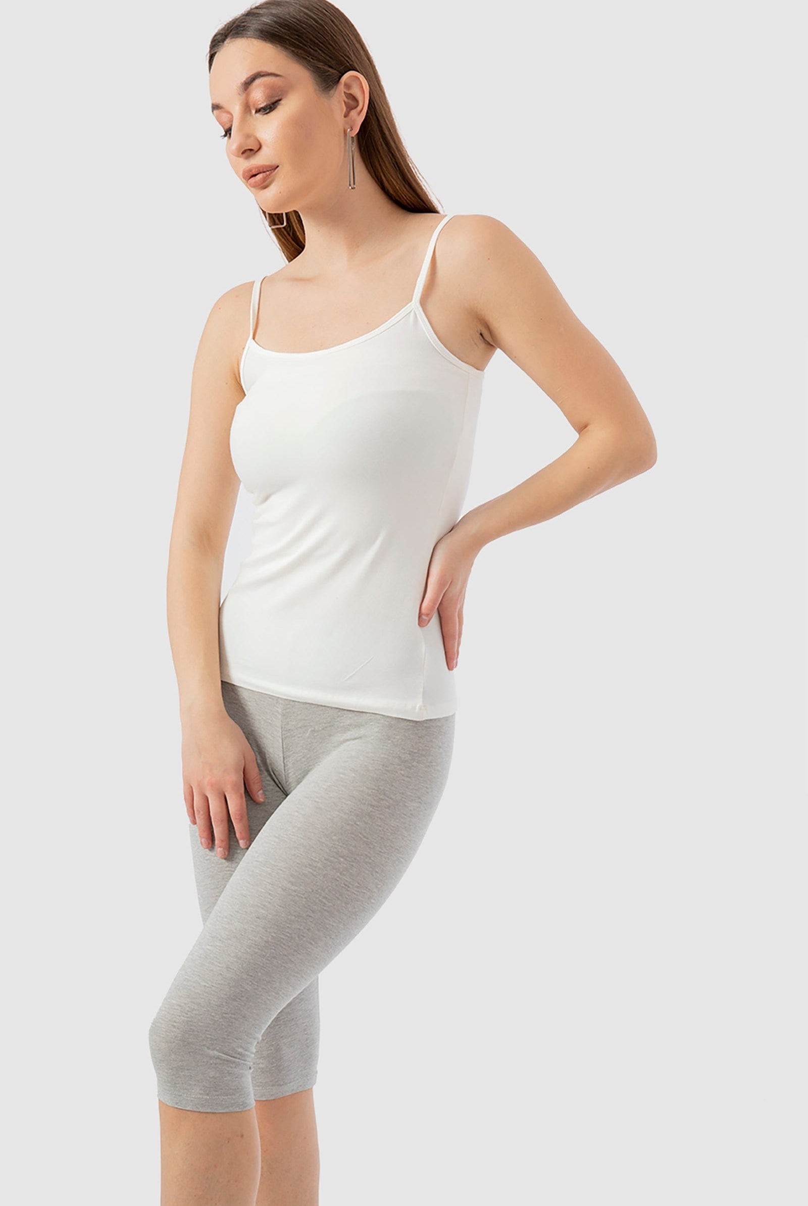 كارينا توب ضيق حريمي سادة بحمالات رفيعة