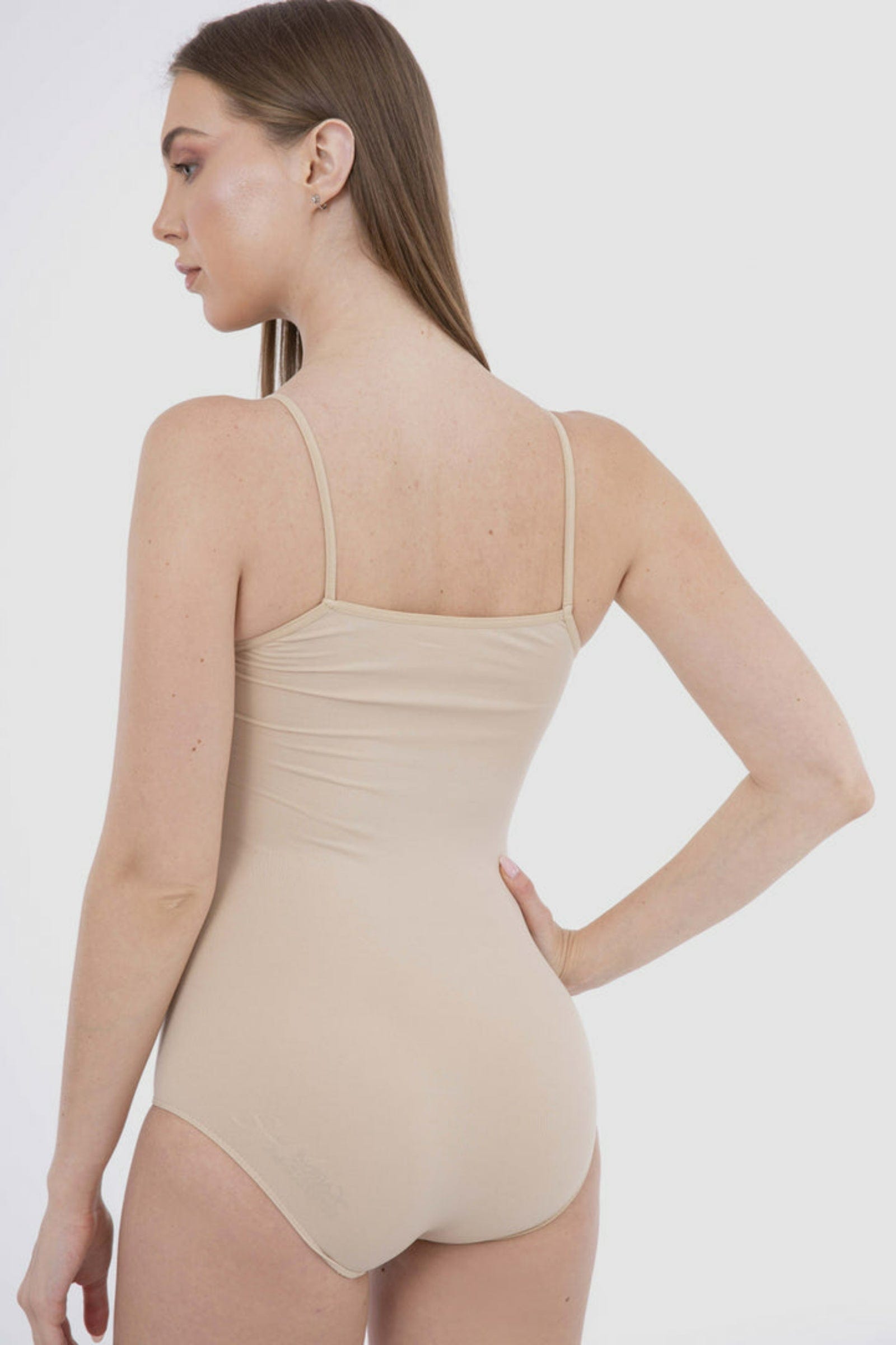 كارينا بودي سوت نسائي سادة حمالات رفيعة