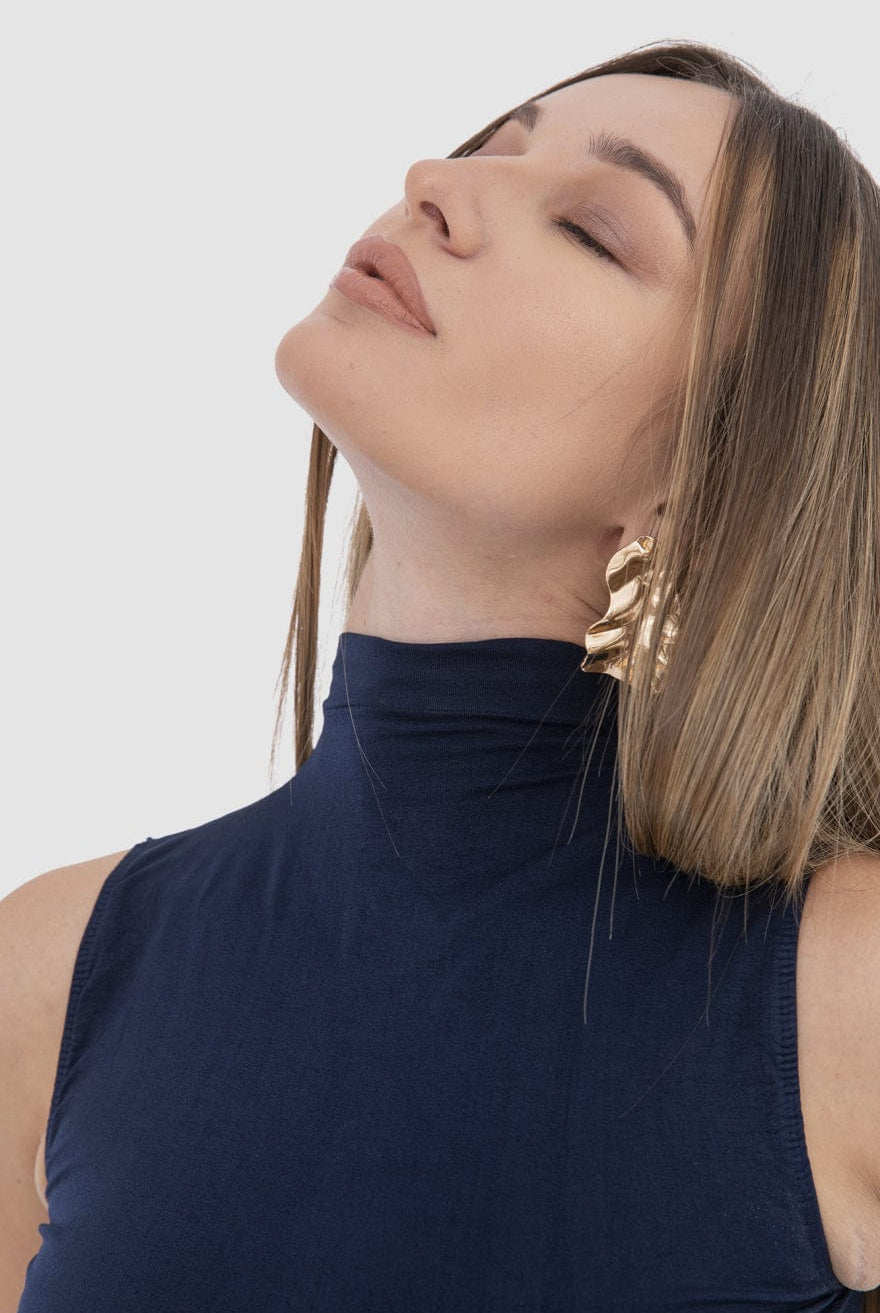 كارينا بلوزة بدون أكمام بياقة عالية