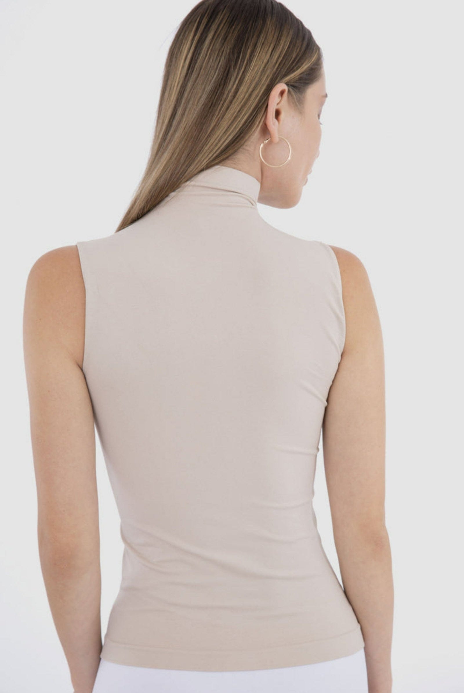 كارينا بلوزة بدون أكمام بياقة عالية