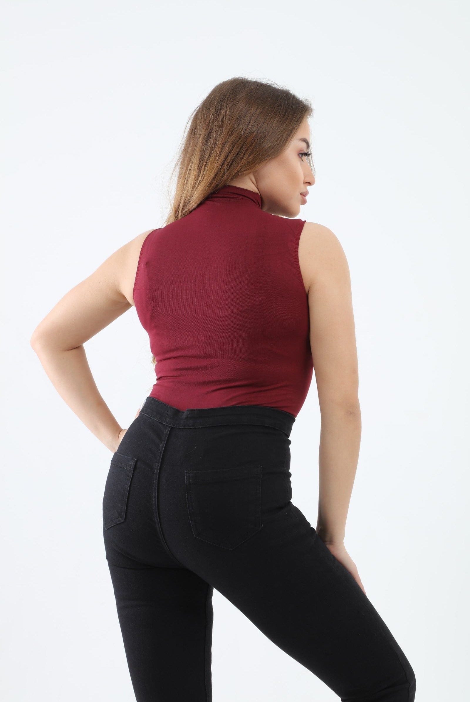 كارينا بلوزة بدون أكمام بياقة عالية