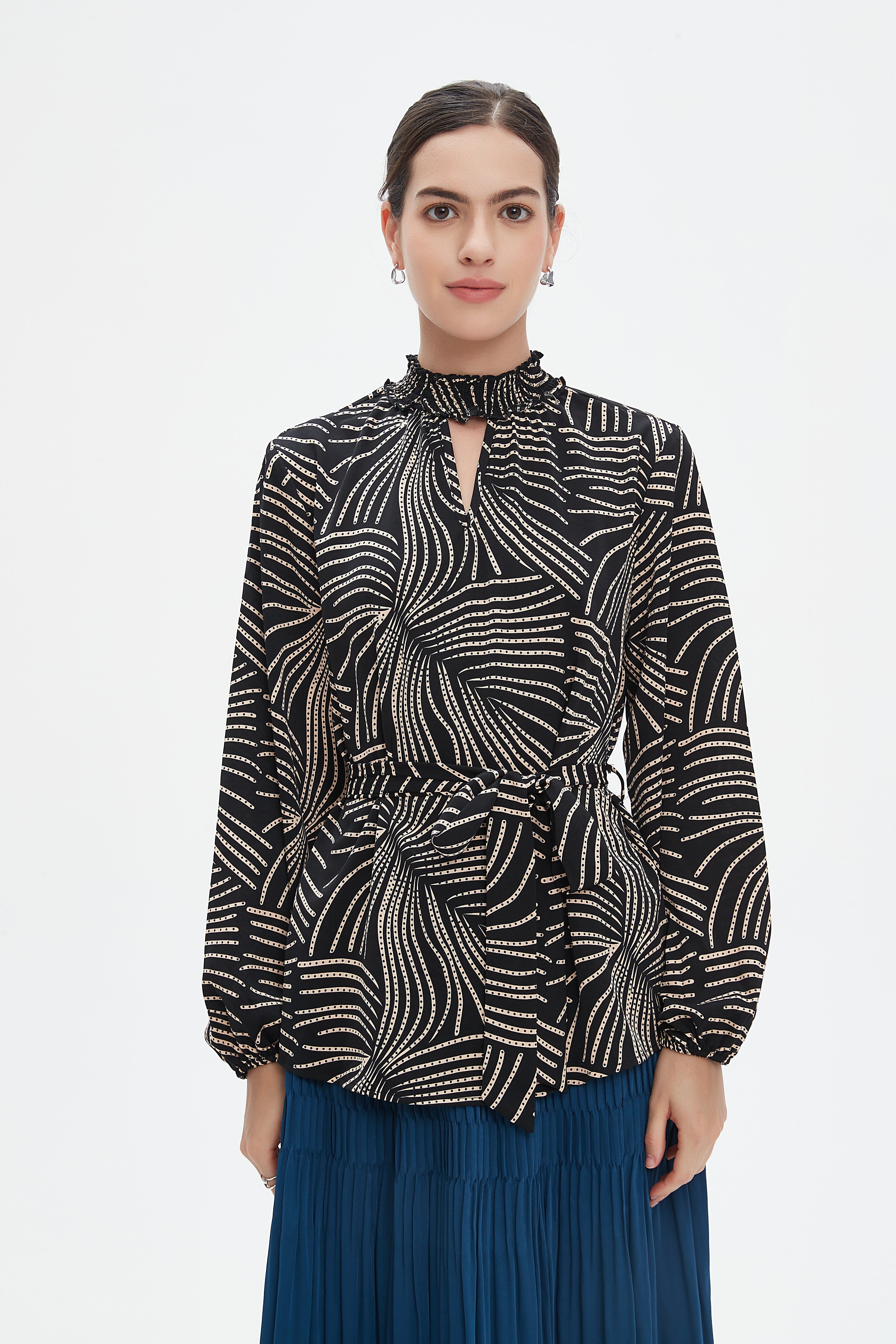 نتشي بلوزة بأكمام طويلة بفتحة صدر نسائي