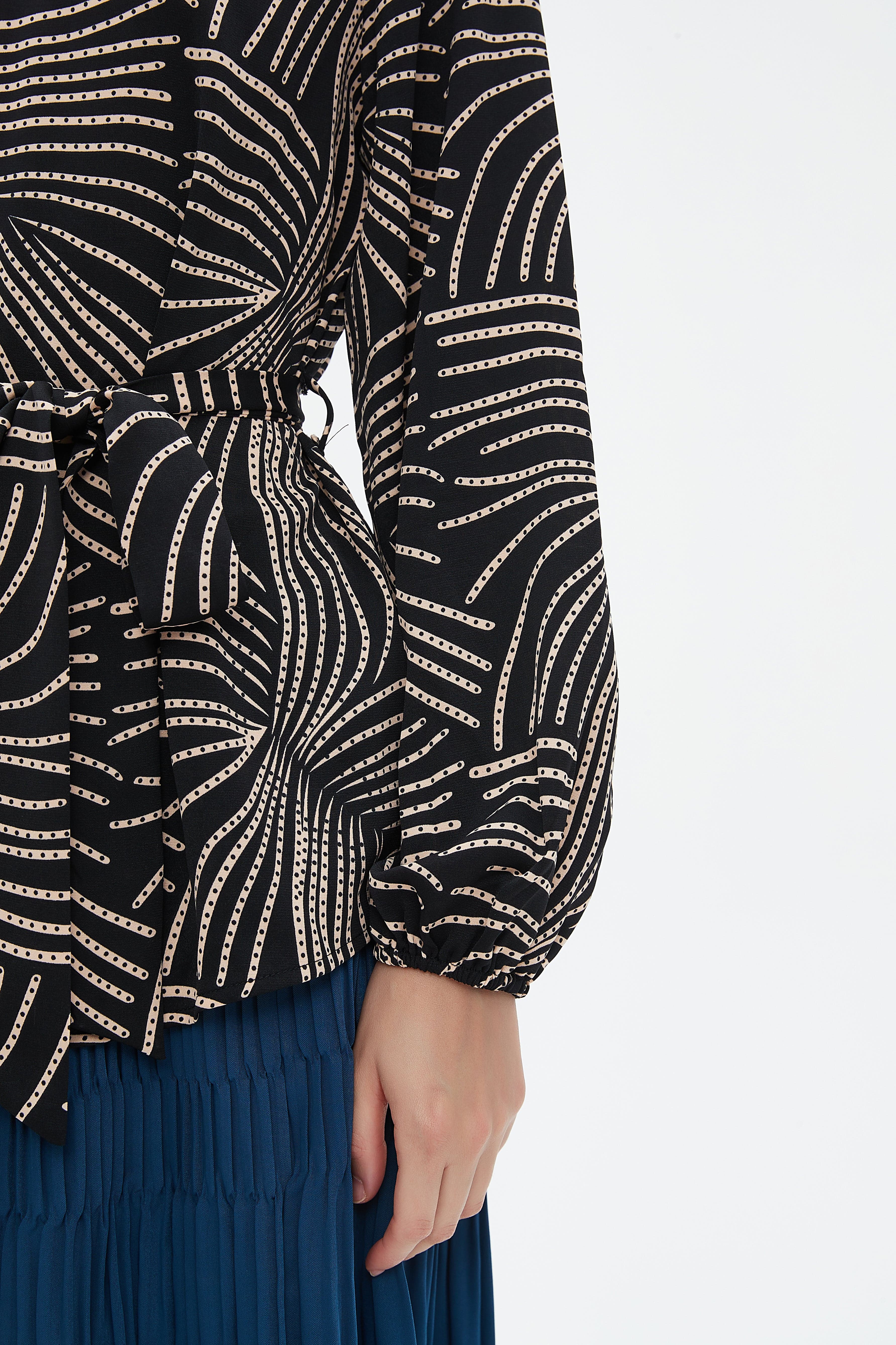 نتشي بلوزة بأكمام طويلة بفتحة صدر نسائي