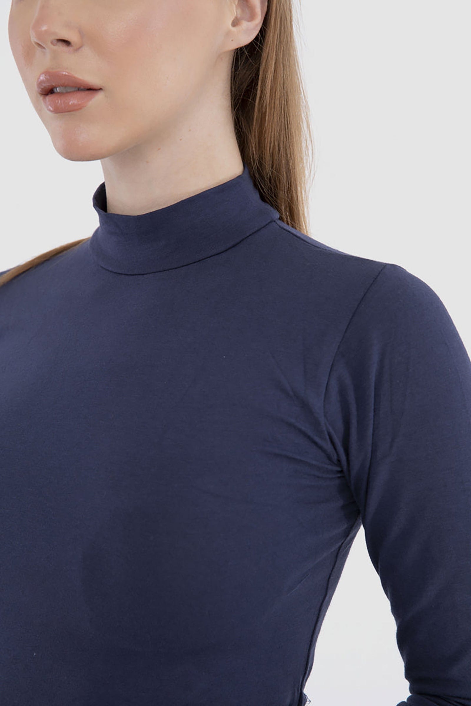 كارينا بلوزة سادة بأكمام طويلة بياقة عالية