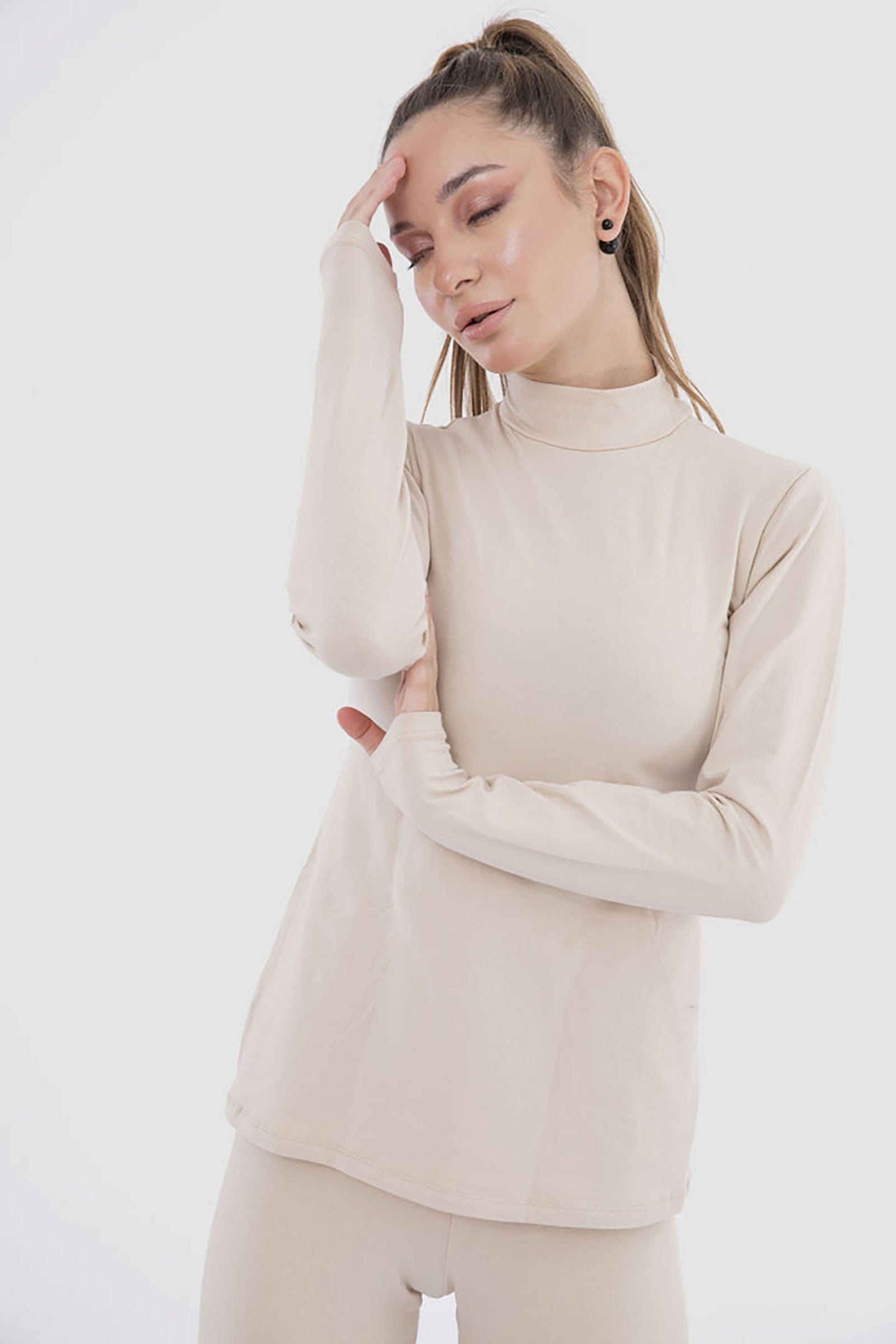 كارينا بلوزة سادة بأكمام طويلة بياقة عالية