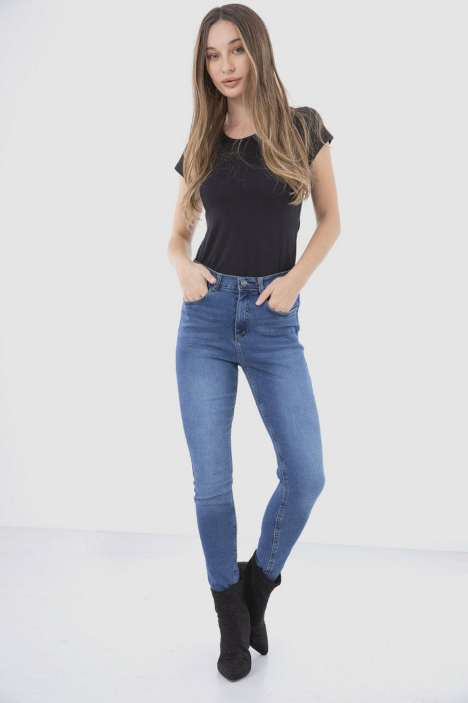 كارينا بلوزة سادة نص كم بياقة مستديرة