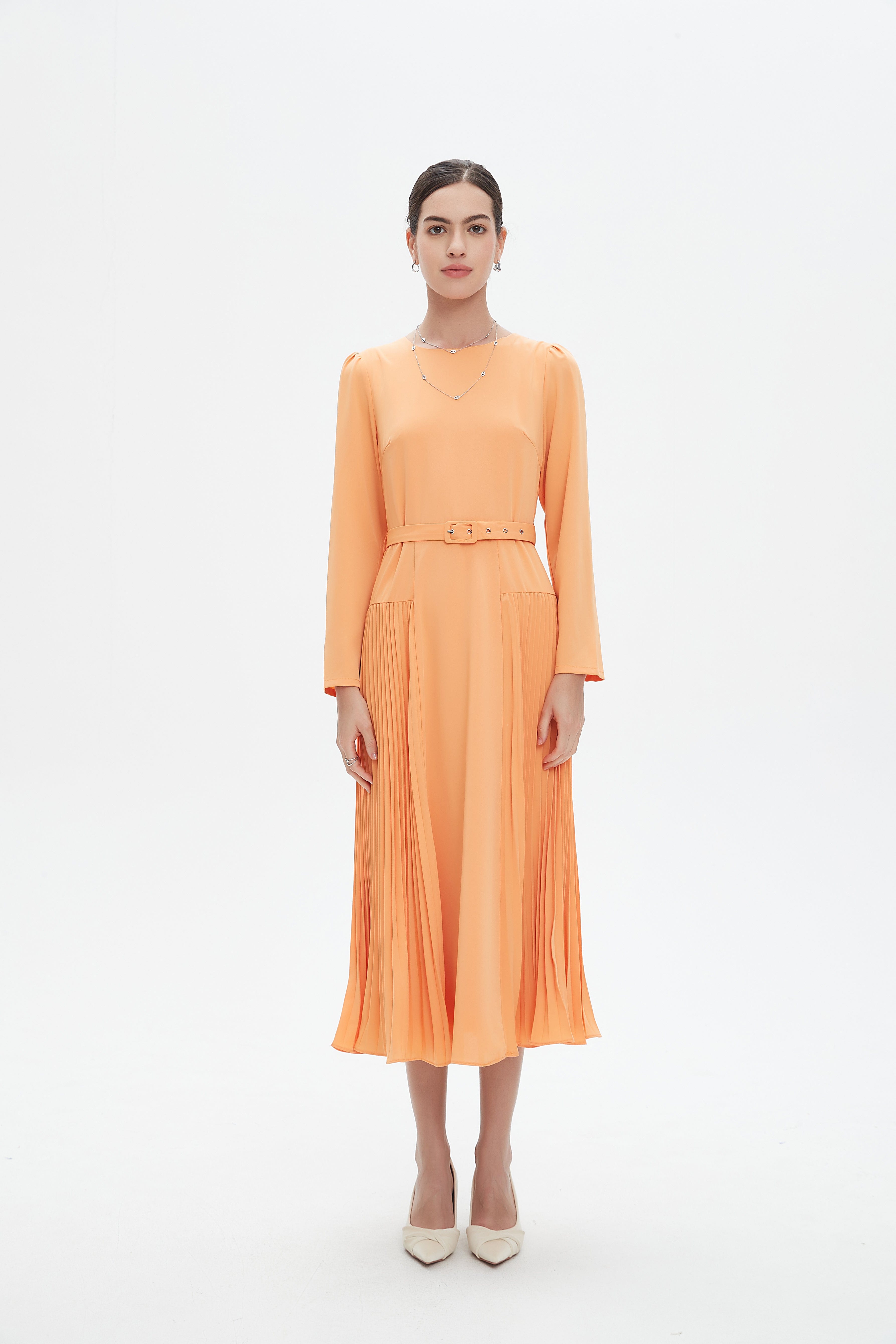 نتشي فستان ميدي سادة بليسية من الأسفل وحزام علي الخصر