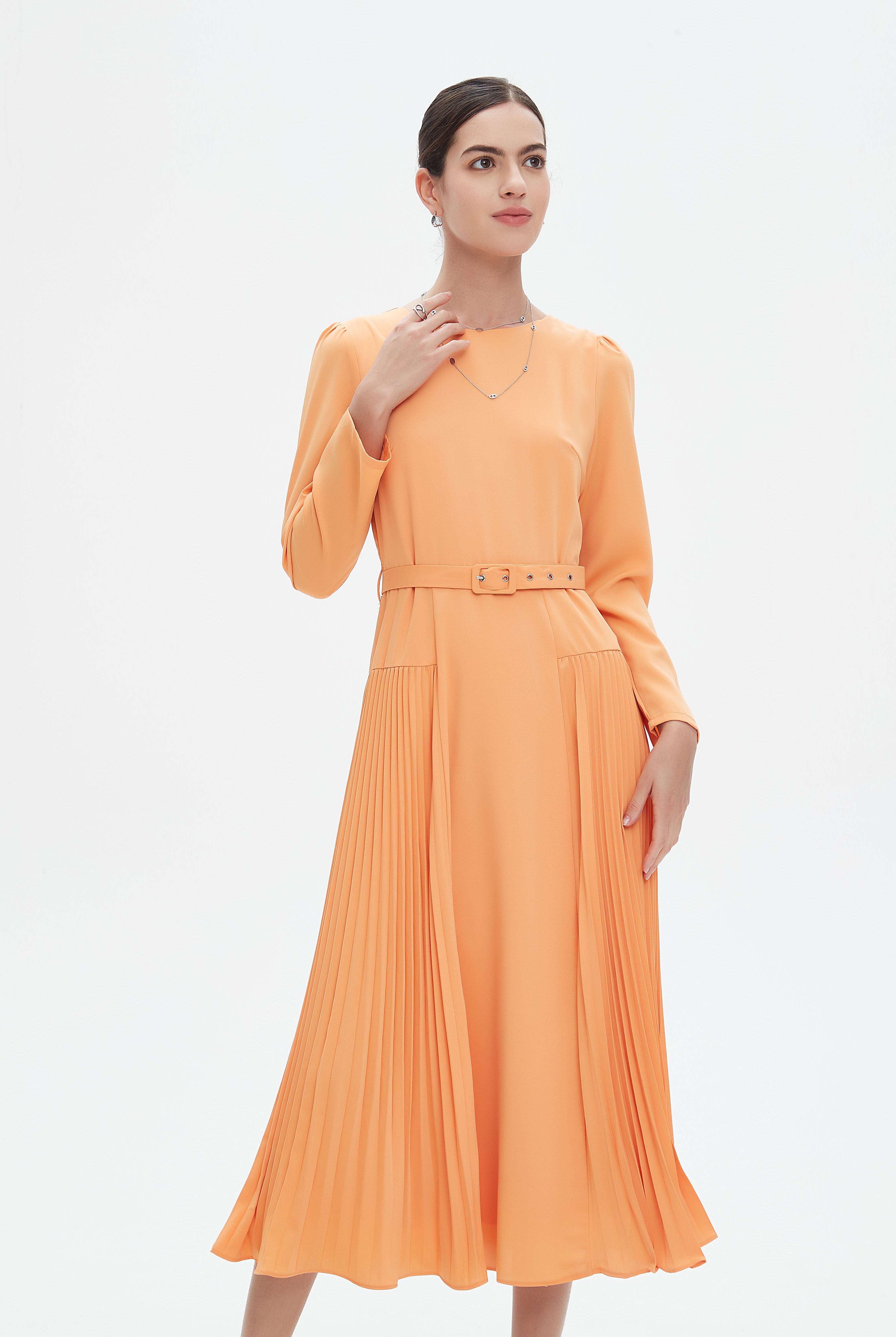 نتشي فستان ميدي سادة بليسية من الأسفل وحزام علي الخصر