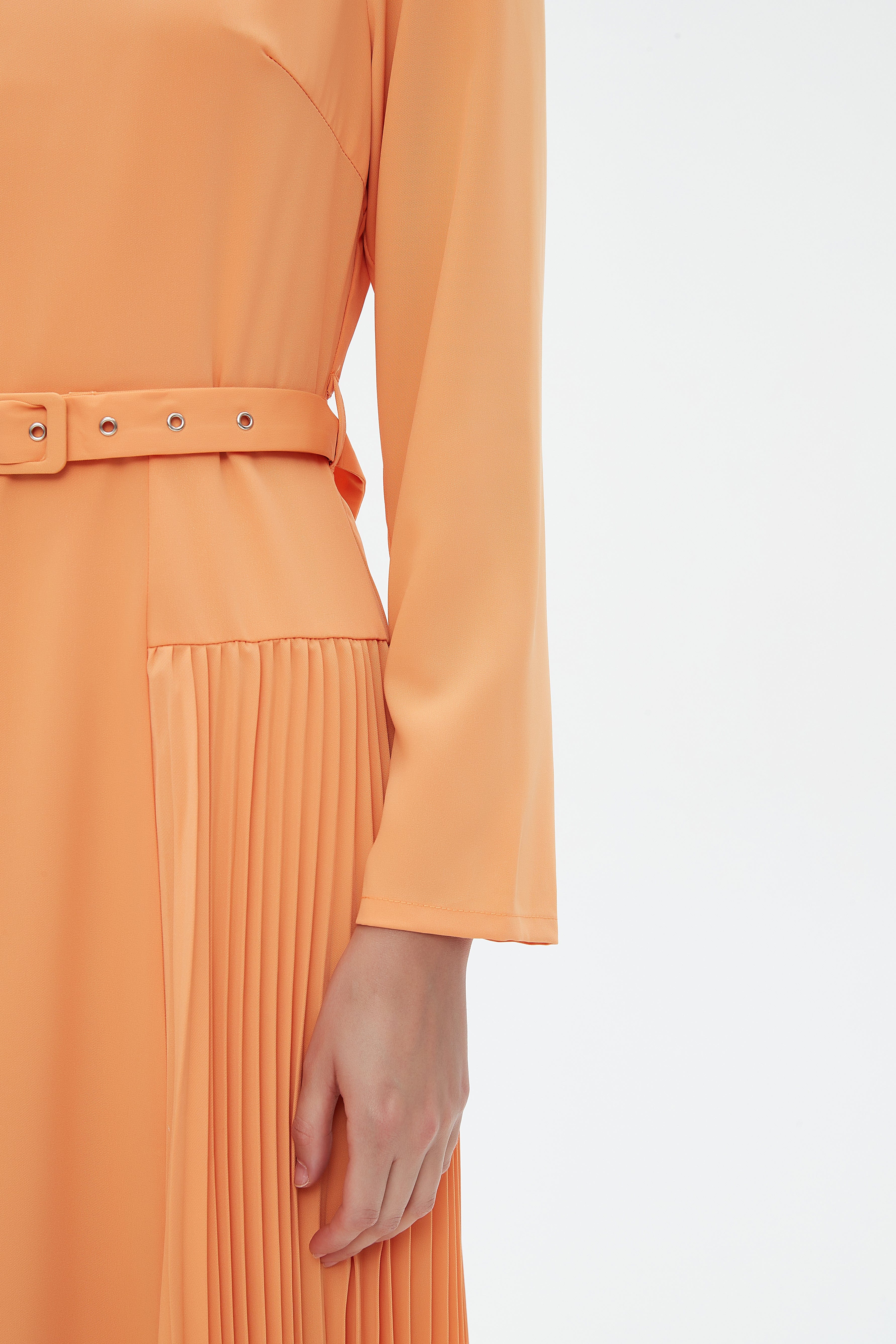 نتشي فستان ميدي سادة بليسية من الأسفل وحزام علي الخصر