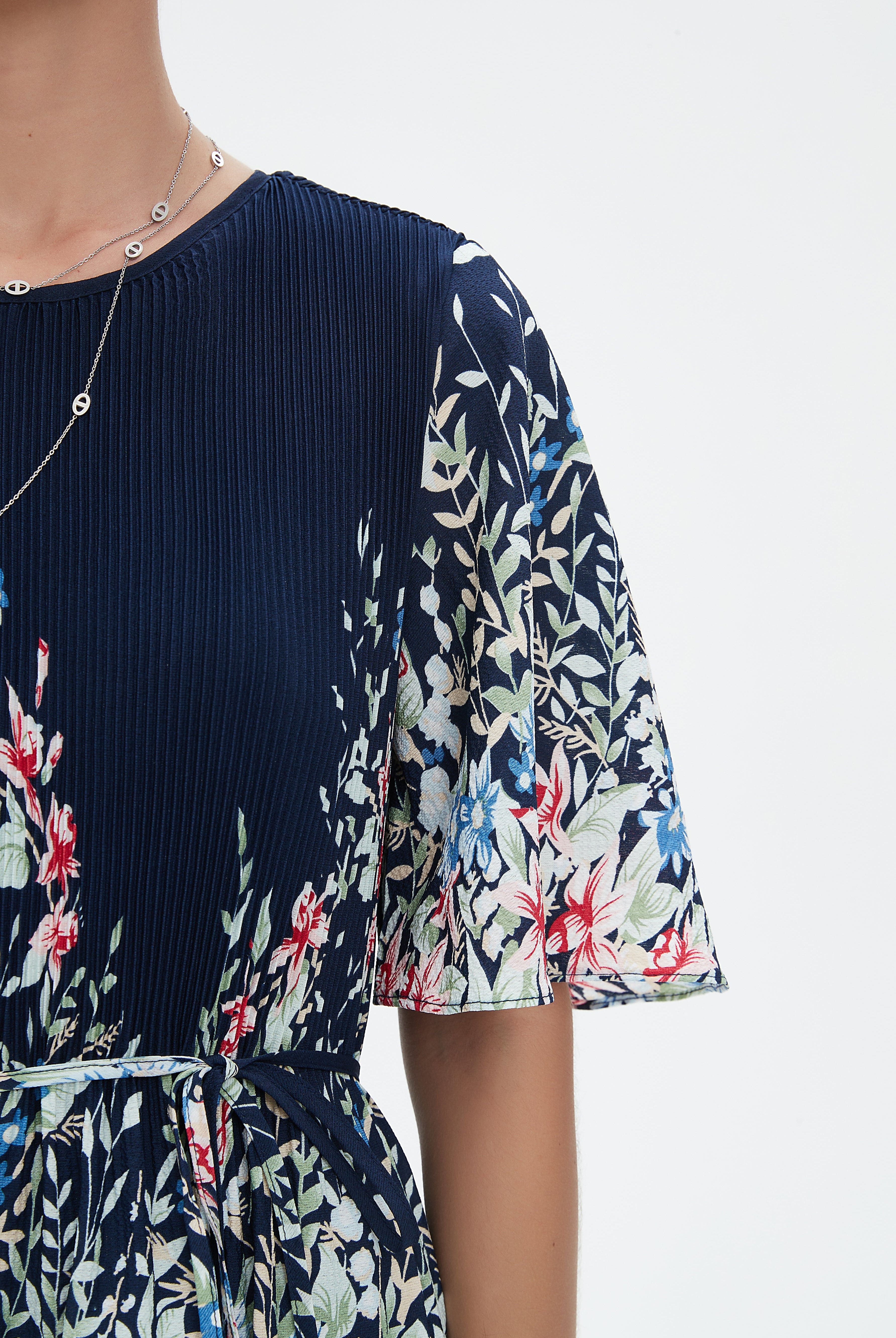 نتشي فستان طويل بأكمام قصيرة مشجر بليسية