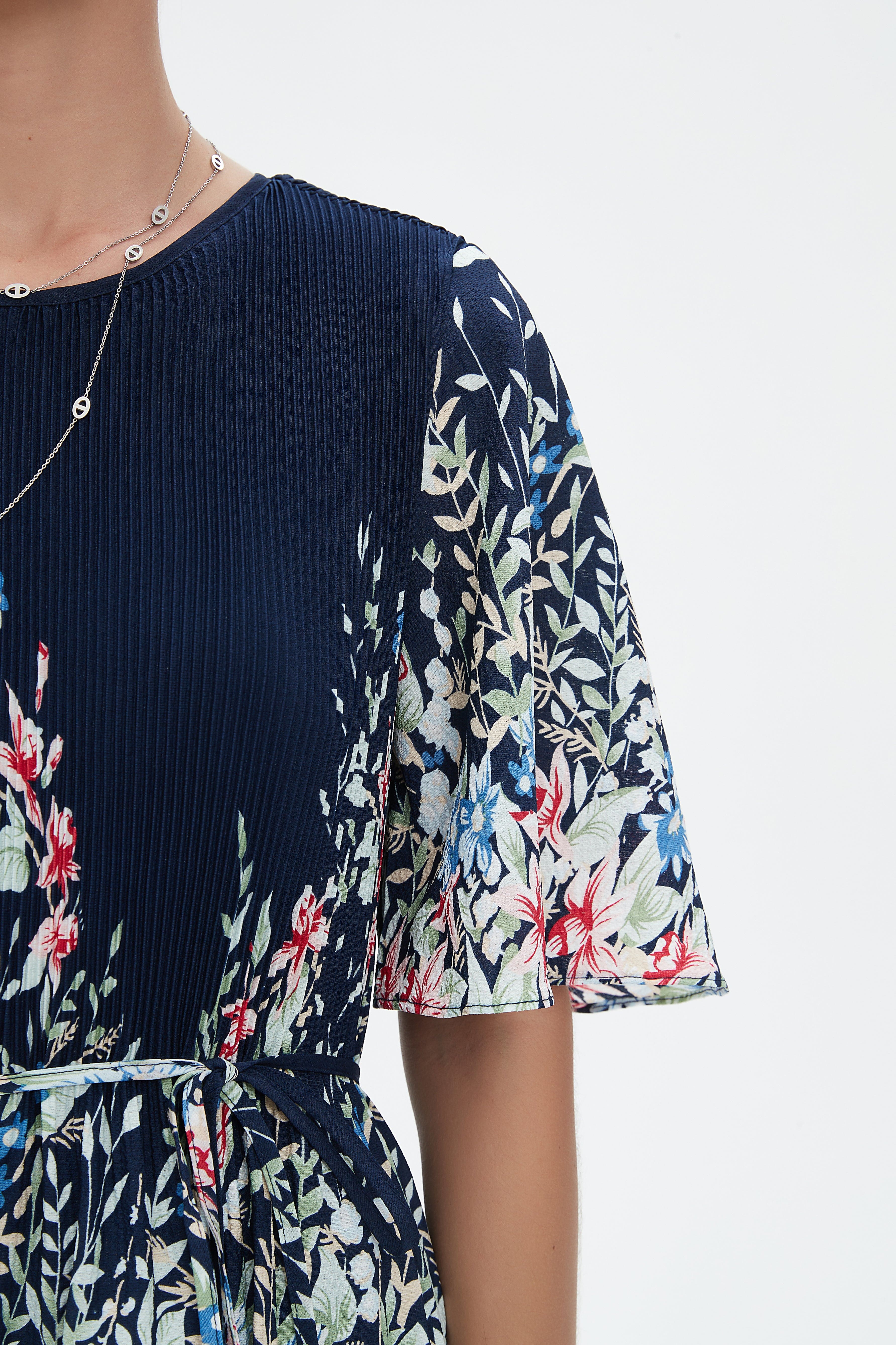 نتشي فستان طويل بأكمام قصيرة مشجر بليسية