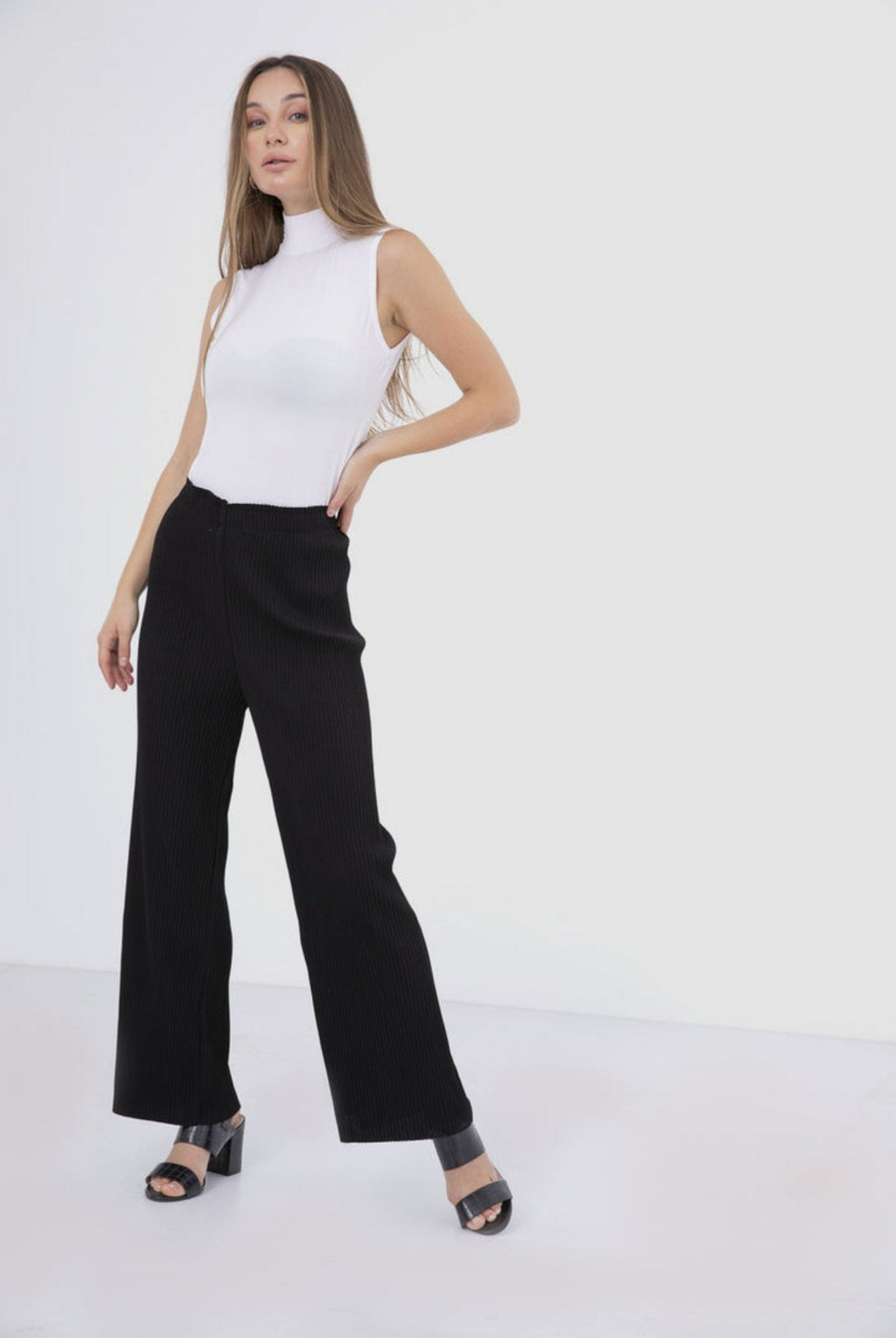 كارينا بلوزة سادة بدون أكمام بياقة عالية