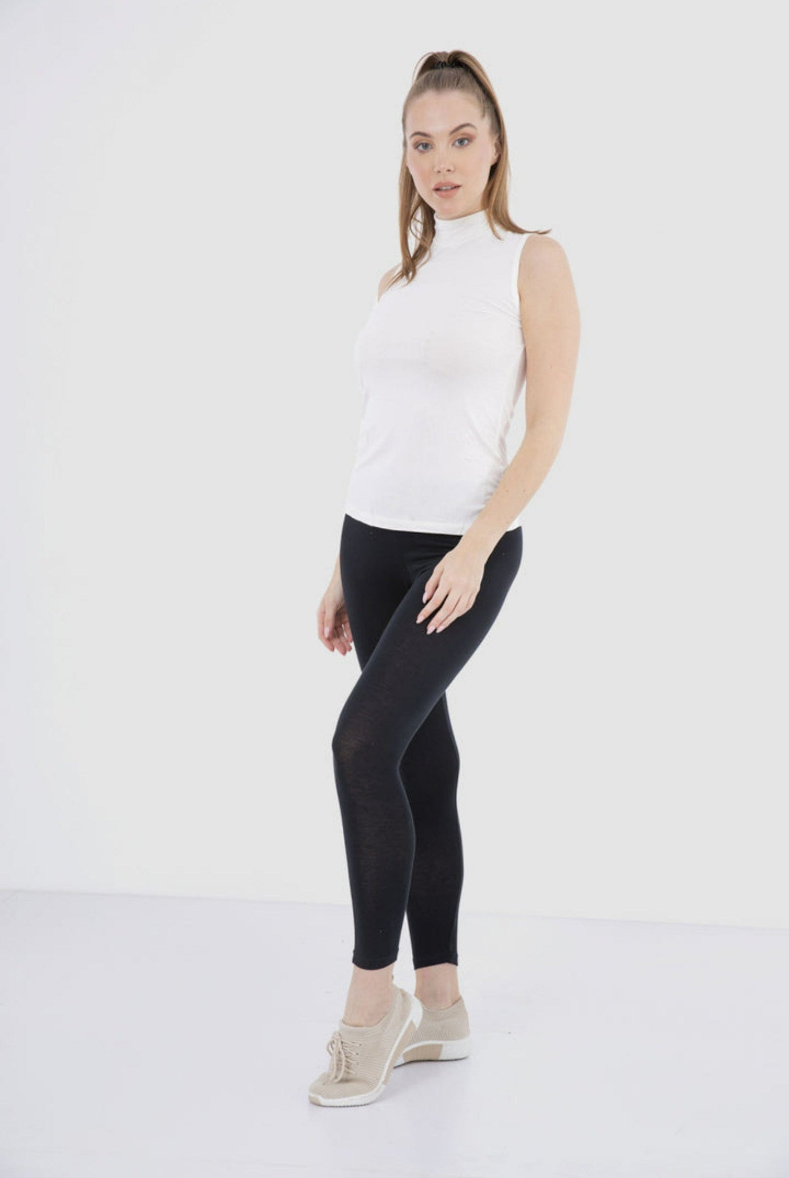 كارينا بلوزة سادة بدون أكمام بياقة عالية