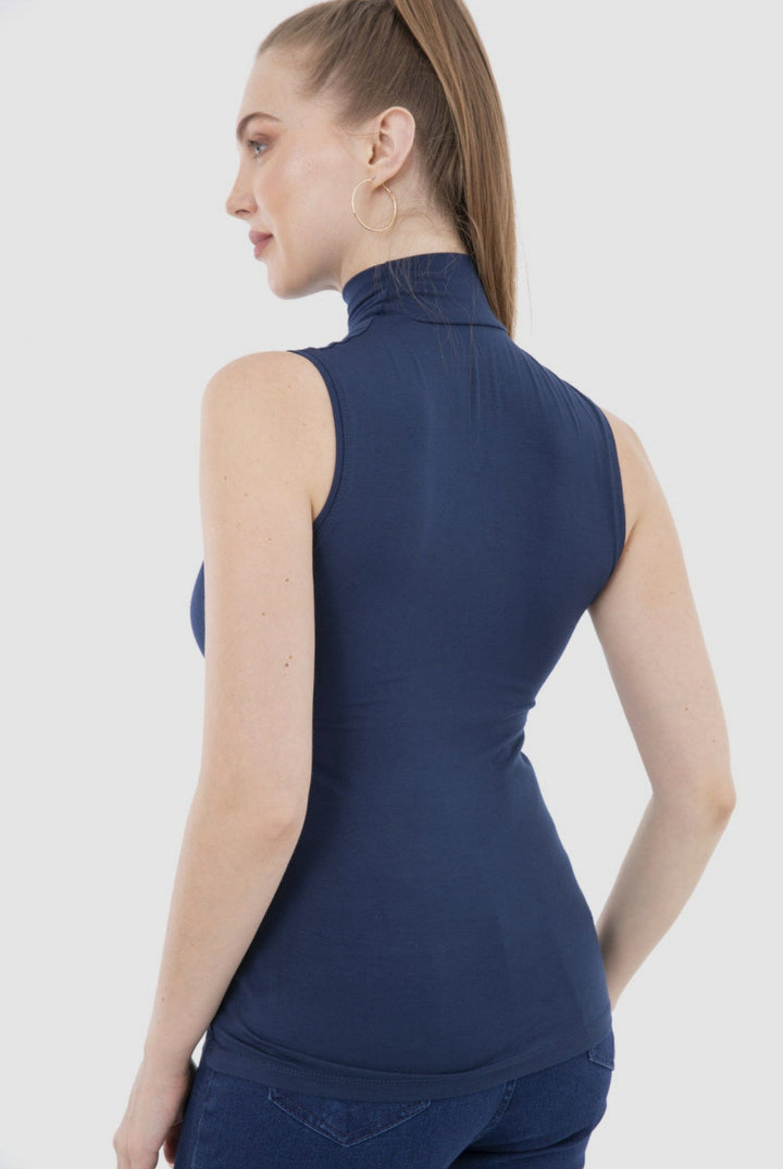 كارينا بلوزة سادة بدون أكمام بياقة عالية