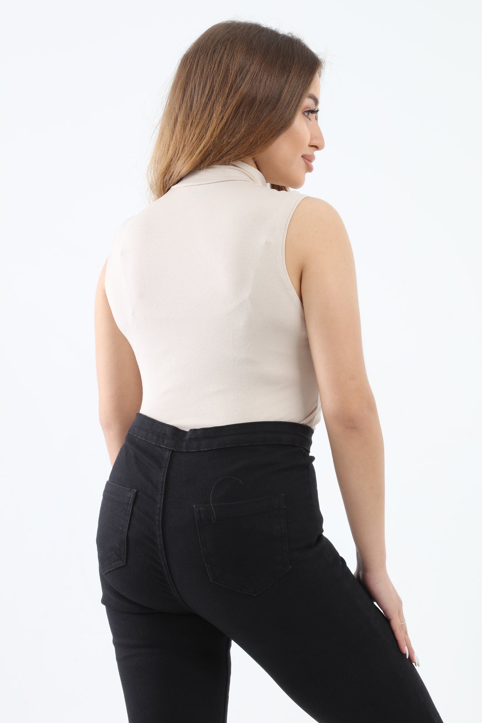 كارينا بلوزة سادة بدون أكمام بياقة عالية