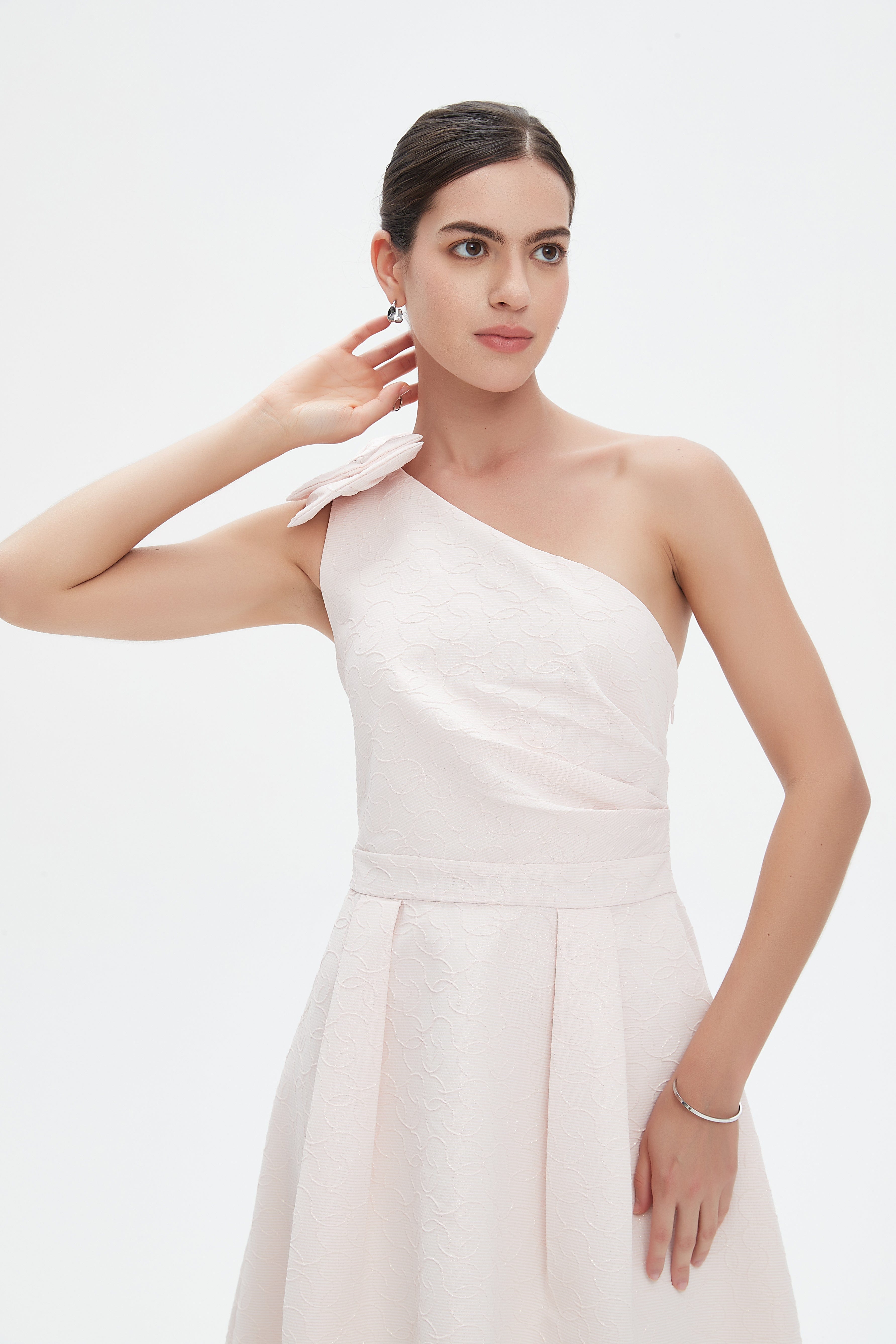 نتشي فستان ميدي بدون أكمام بتطريز رفيع