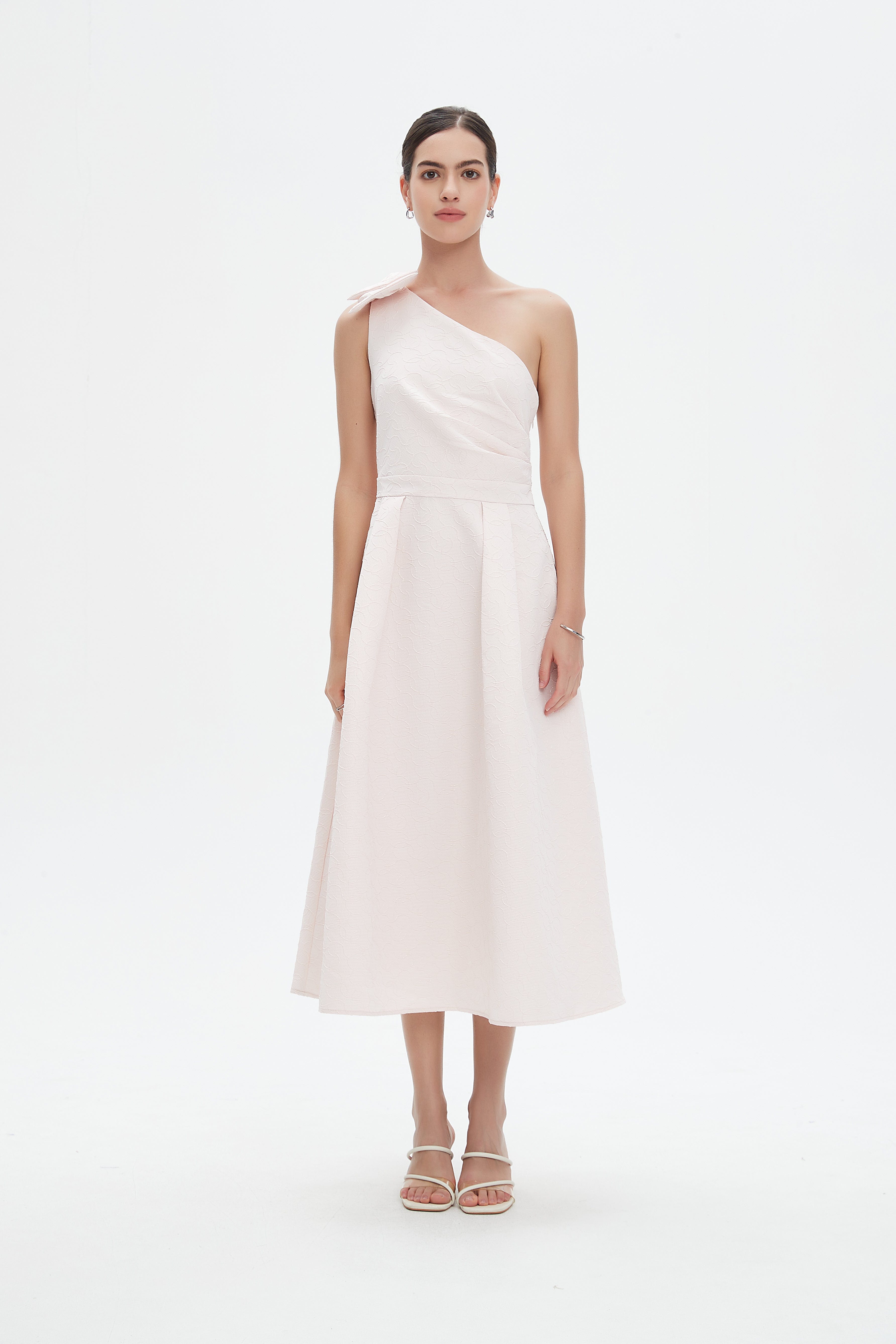 نتشي فستان ميدي بدون أكمام بتطريز رفيع