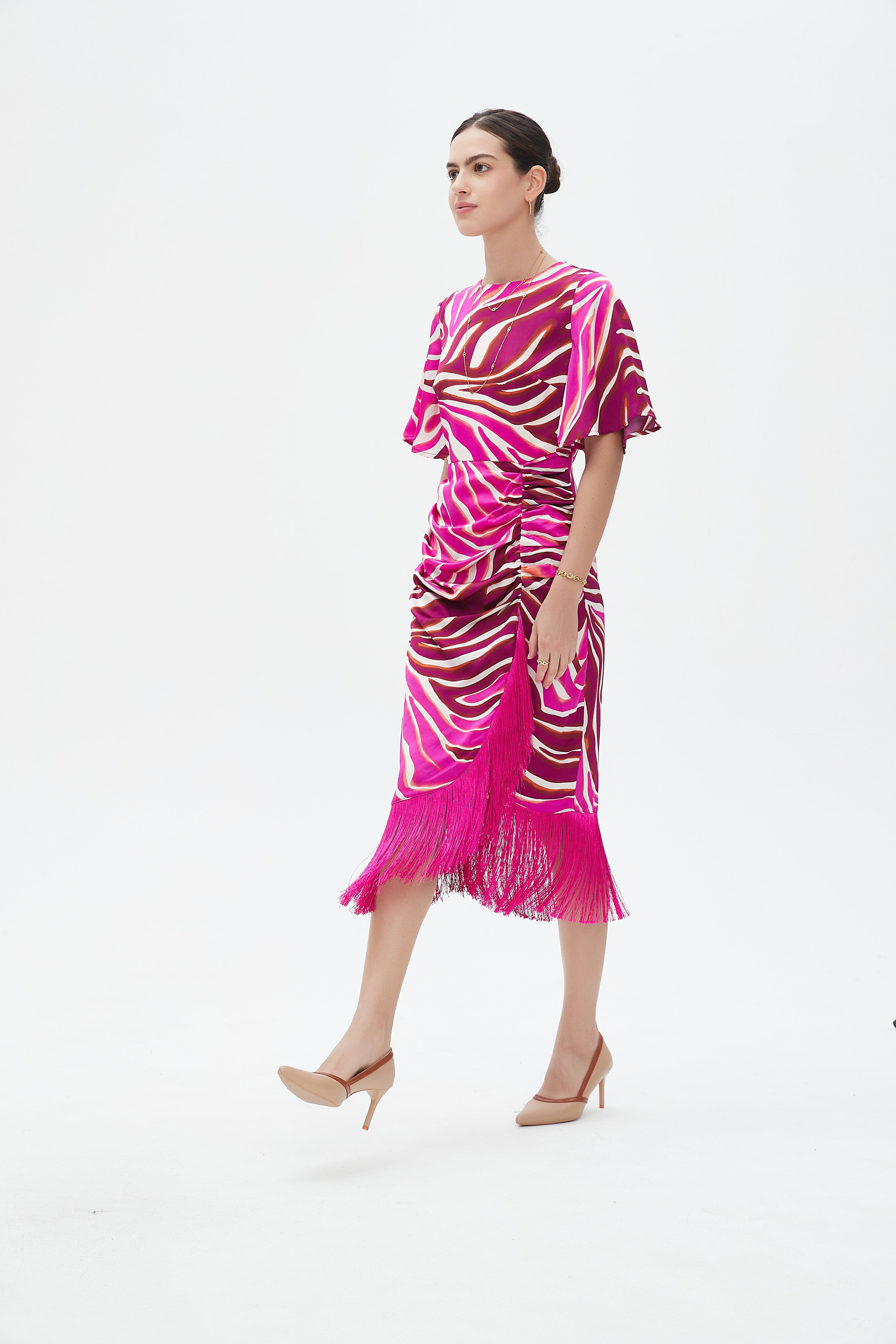 نتشي فستان ميدي بأكمام قصيرة بنمط تايجر بشراشيب