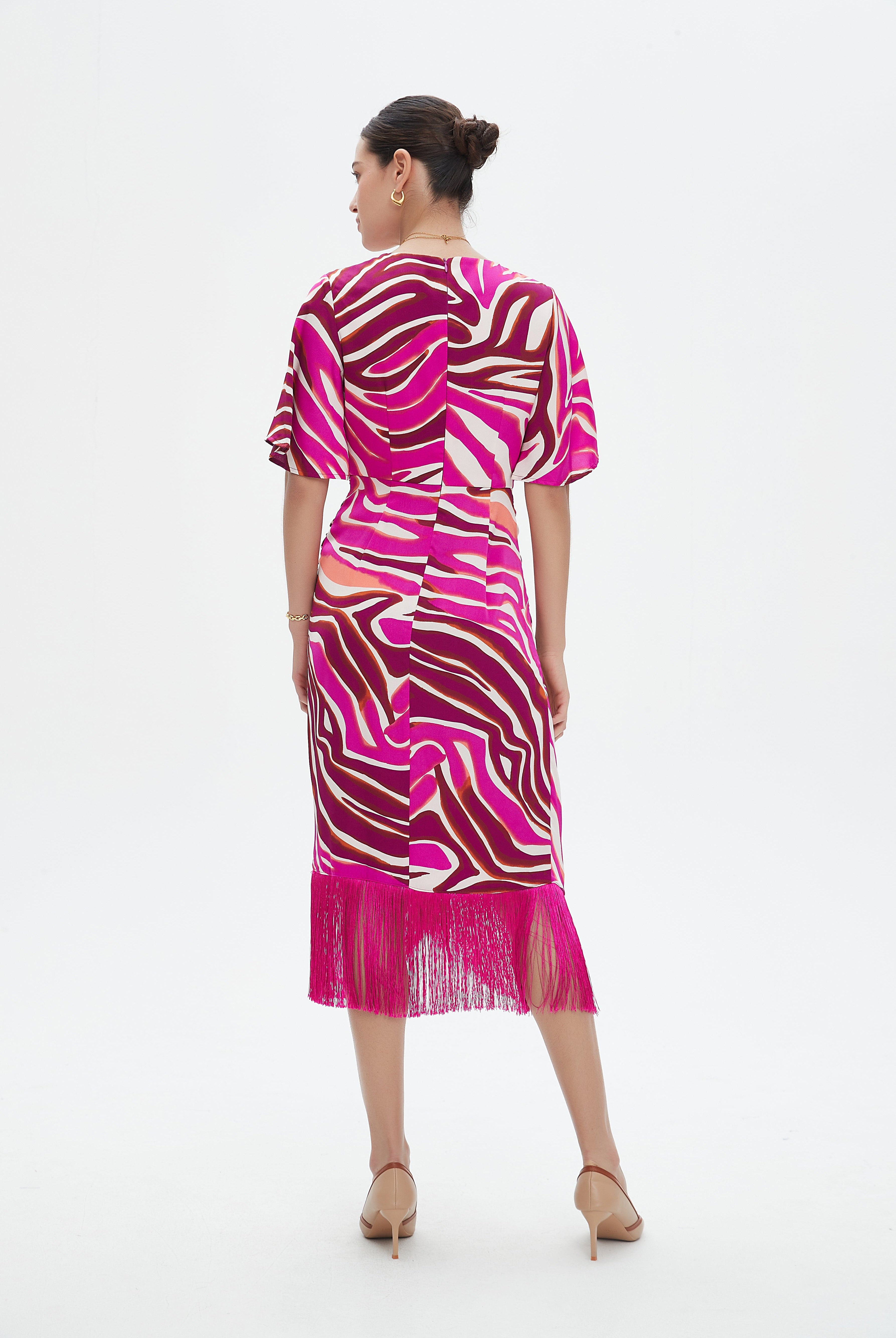 نتشي فستان ميدي بأكمام قصيرة بنمط تايجر بشراشيب