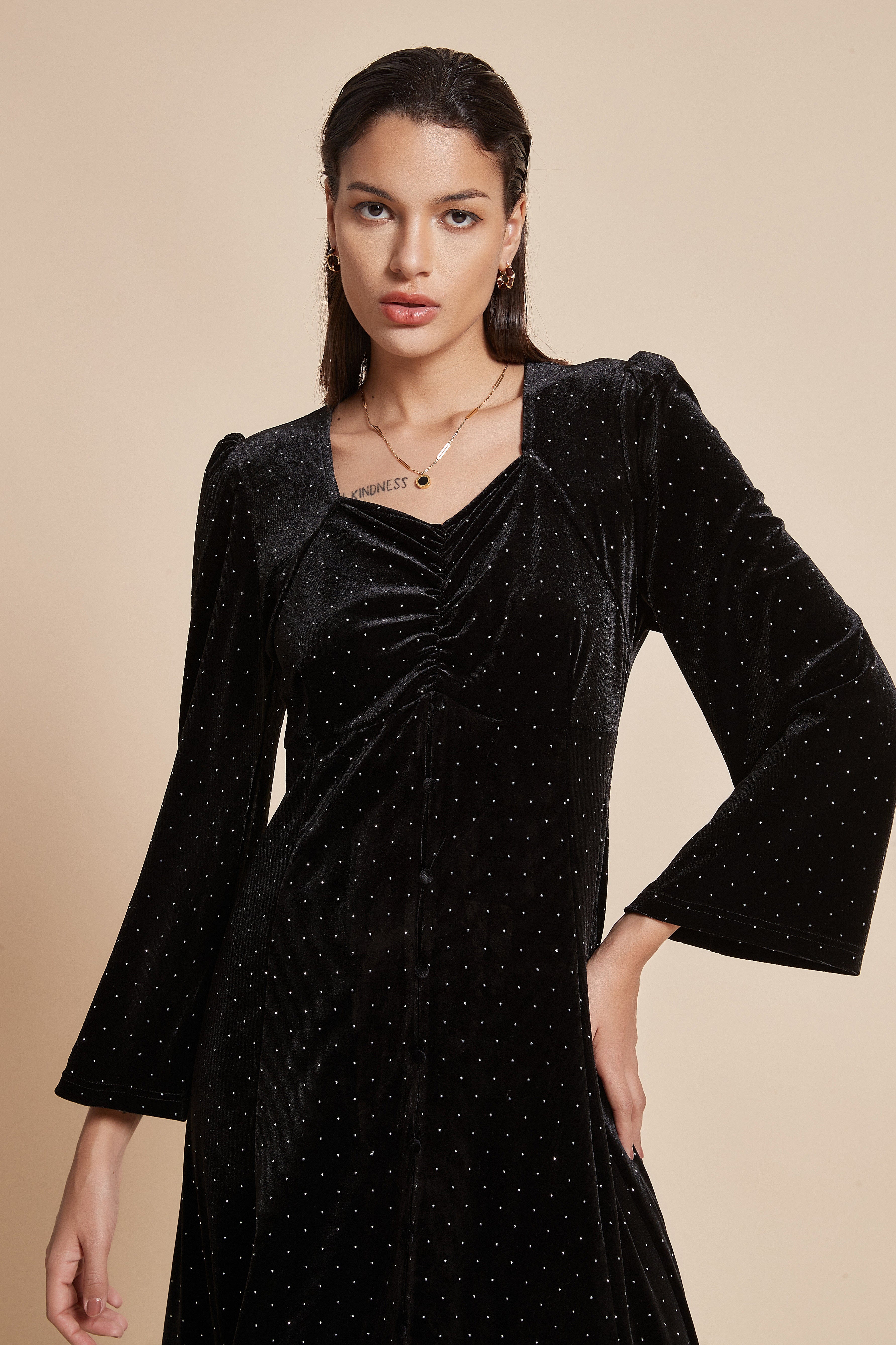 يولا فستان ميدي منقط كم طويل