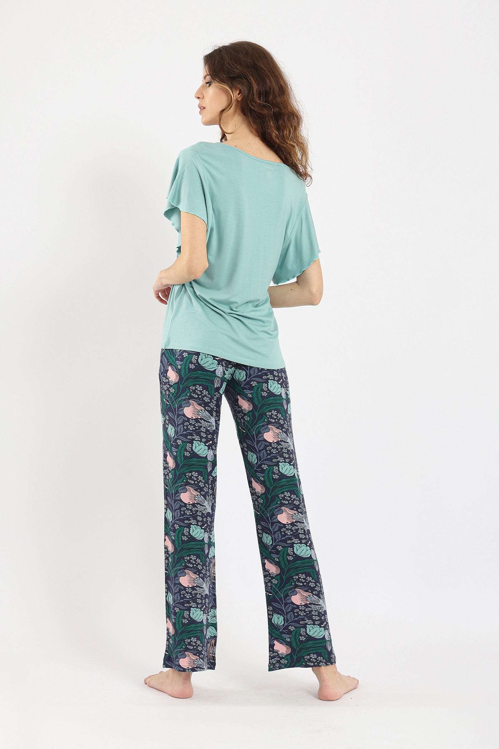 كارينا طقم بيجامة بلوزة نص كم سادة وبنطلون منقوش زهور اخضر مينت فاتح