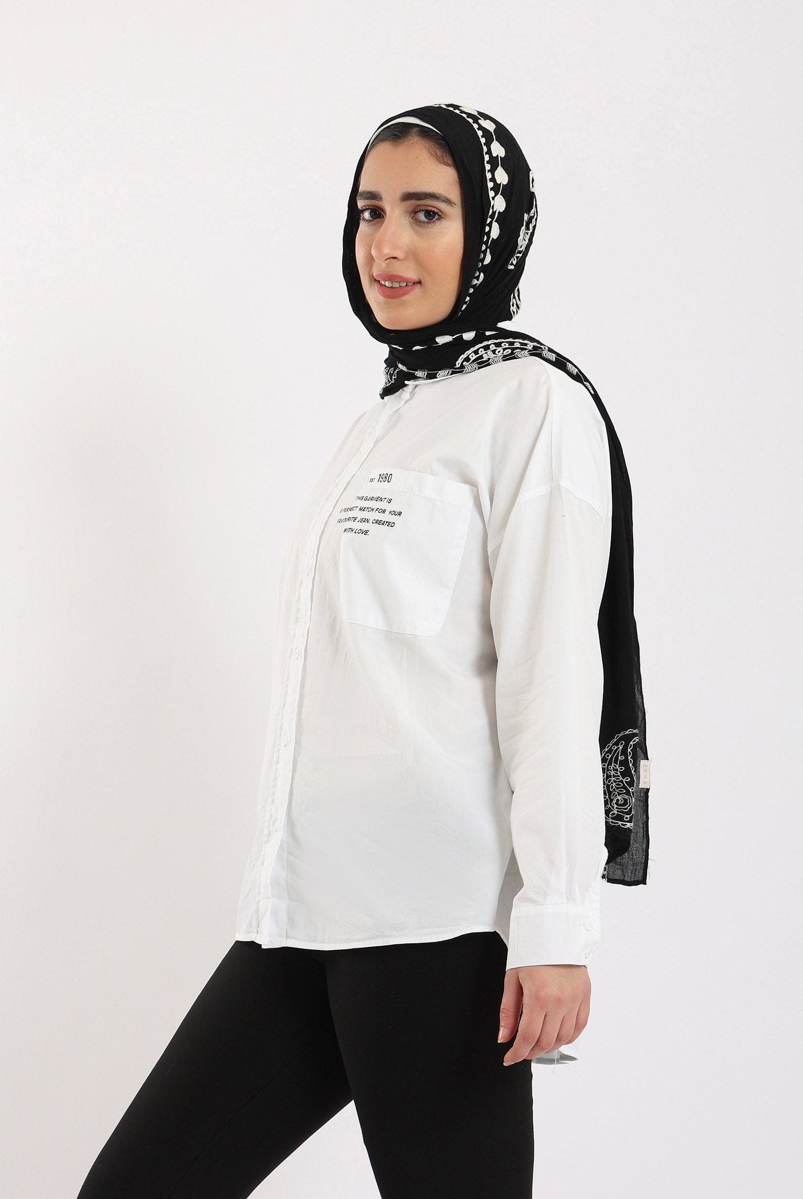 كارينا قميص سادة بأزرار أمامية بجيب مطبوع كم طويل