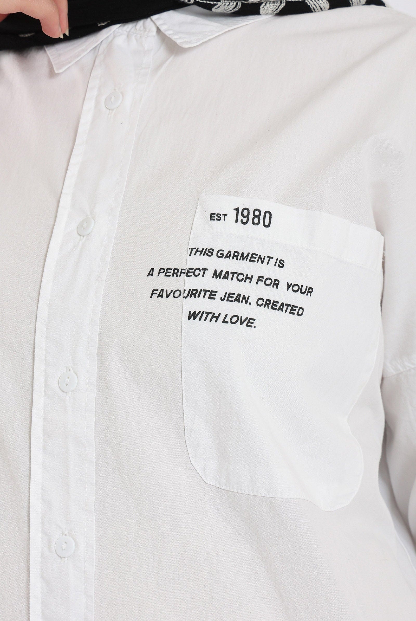 كارينا قميص سادة بأزرار أمامية بجيب مطبوع كم طويل