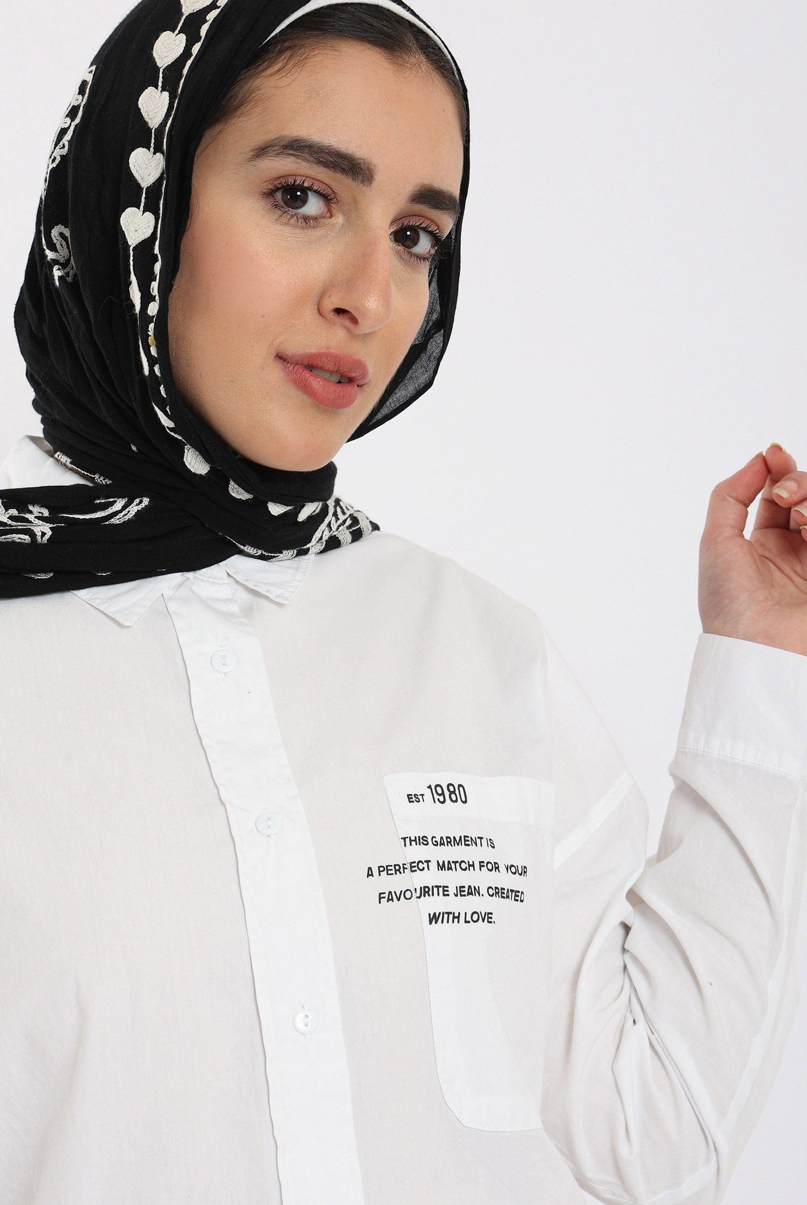 كارينا قميص سادة بأزرار أمامية بجيب مطبوع كم طويل