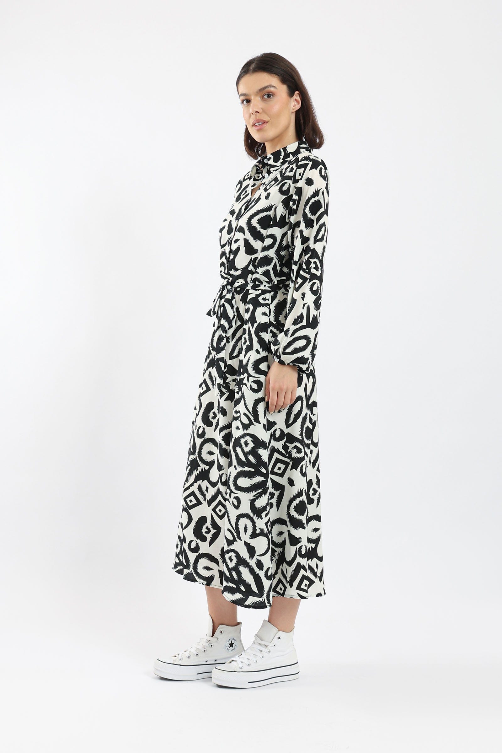 كارينا فستان بأكمام طويلة بنقشة أسود في أبيض أسود