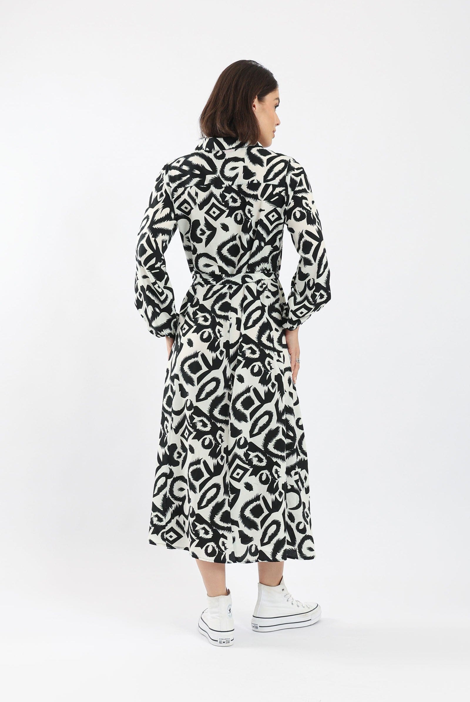 كارينا فستان بأكمام طويلة بنقشة أسود في أبيض أسود