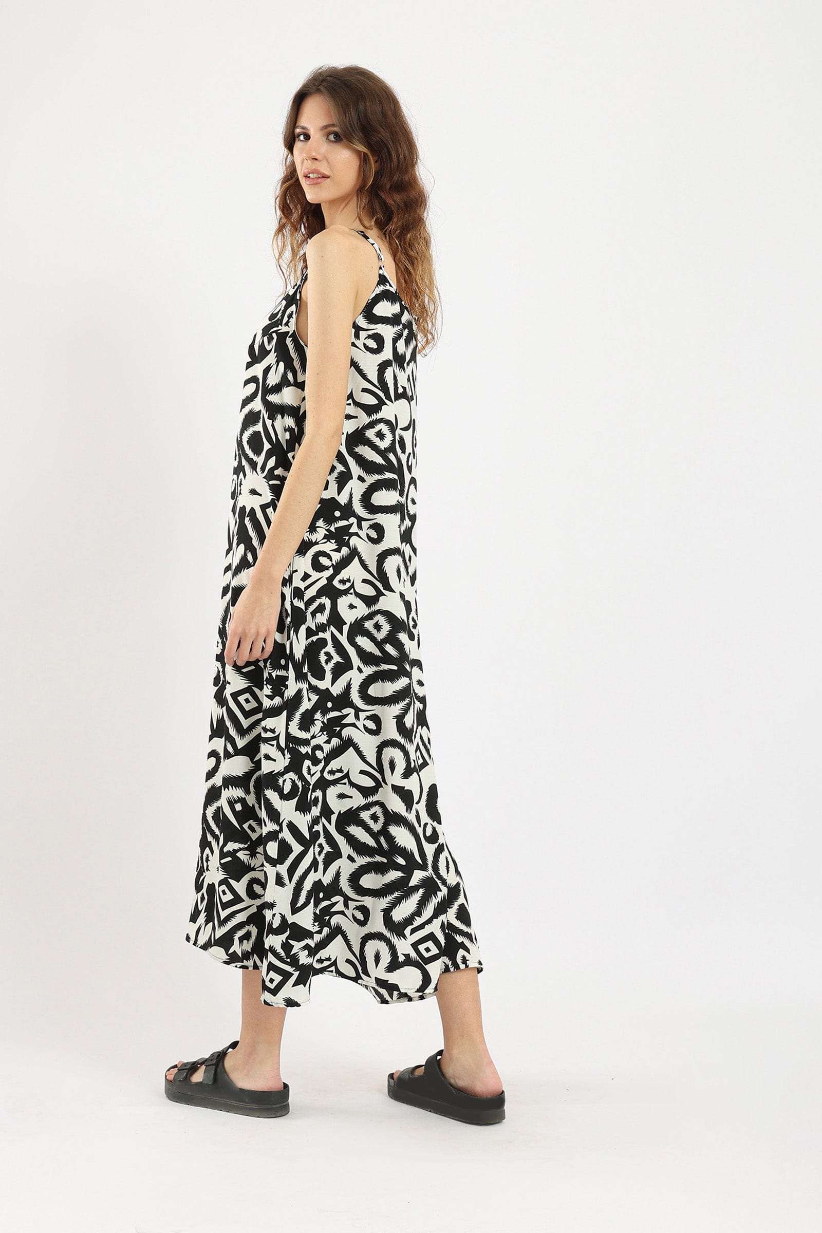 كارينا فستان بحمالات رفيعة بنقشة أسود في أبيض أبيض