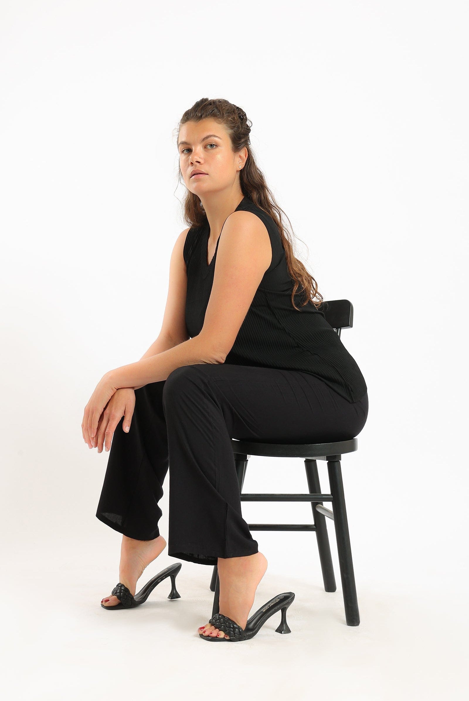 كارينا بلوزة مضلعة بفتحة رقبة على شكل V